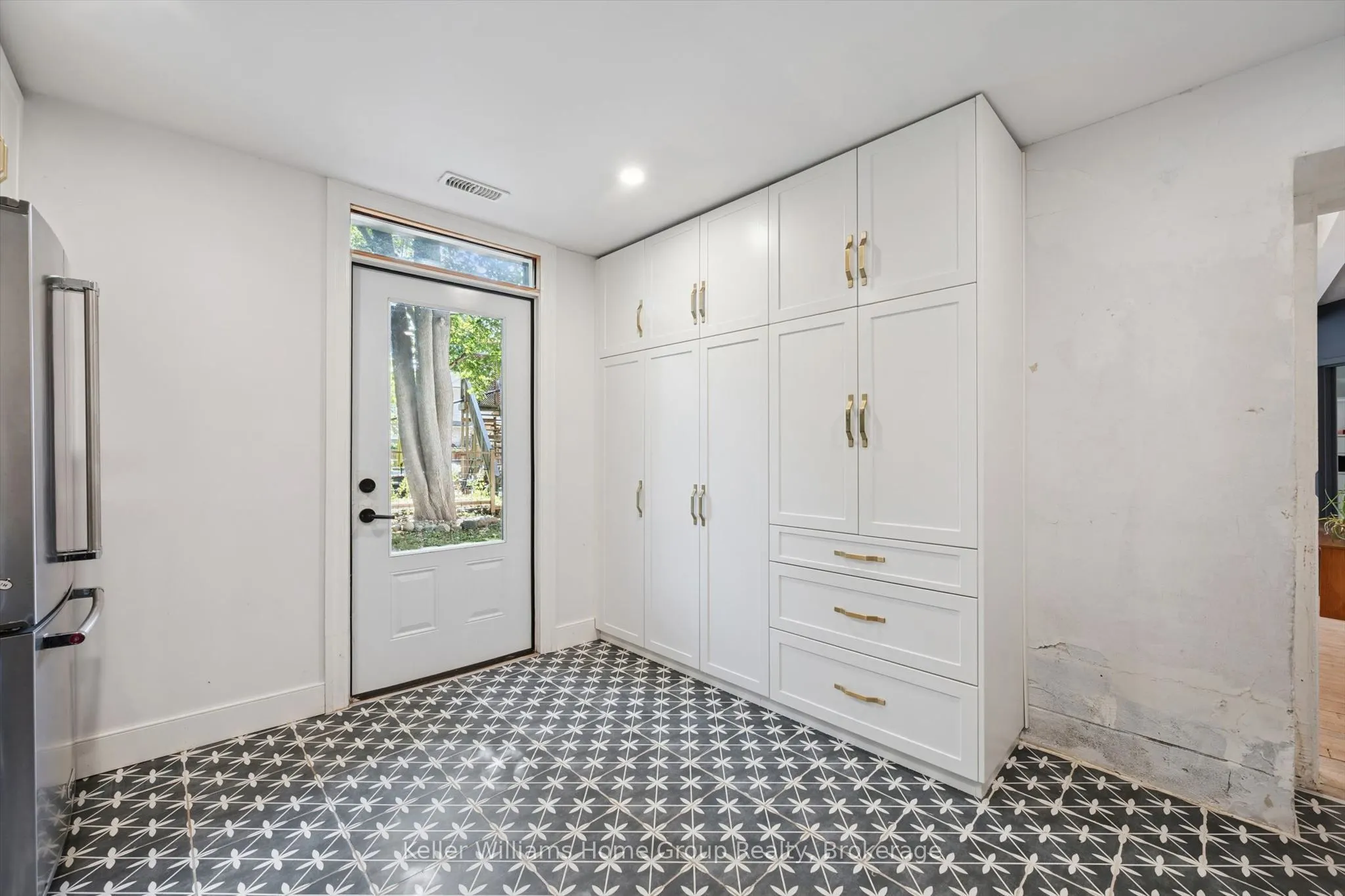 37 Arthur Street N