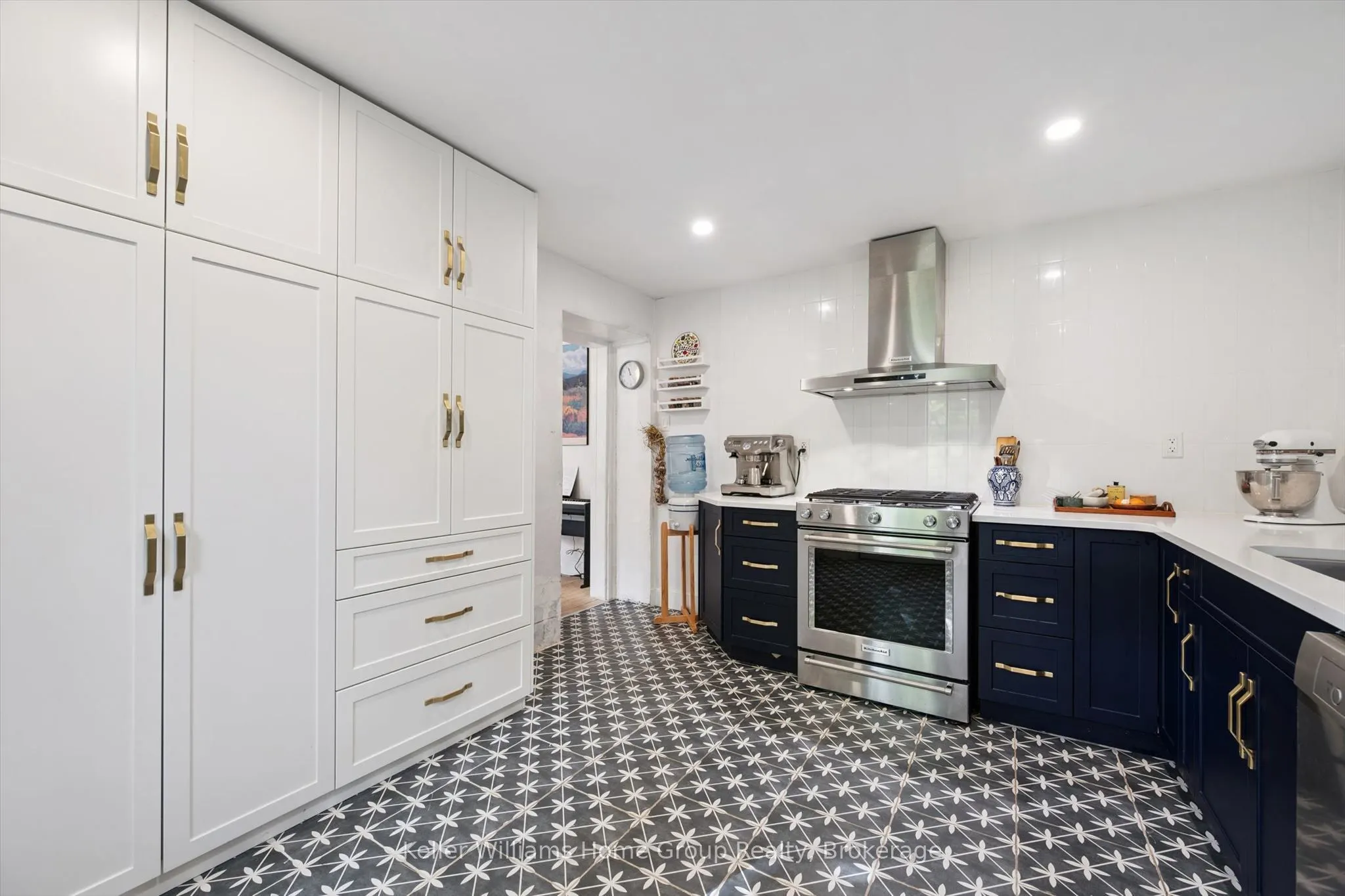 37 Arthur Street N