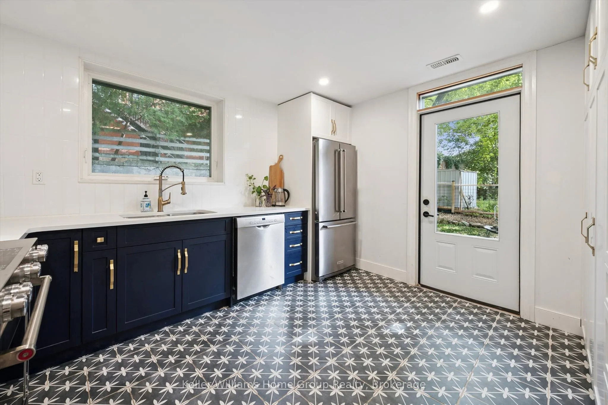 37 Arthur Street N