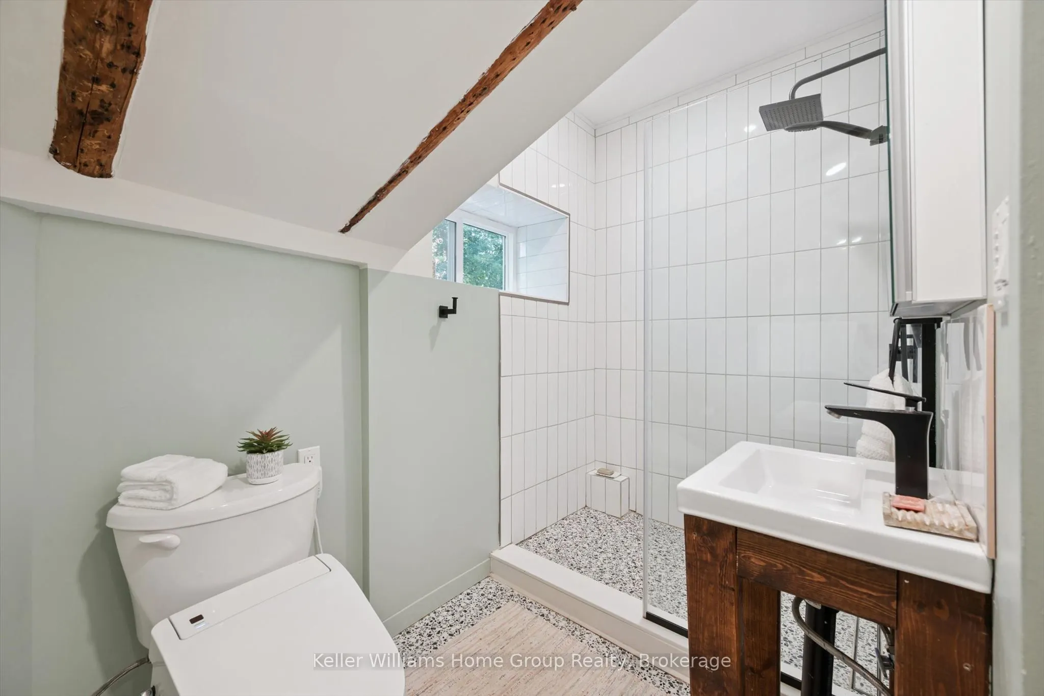 37 Arthur Street N