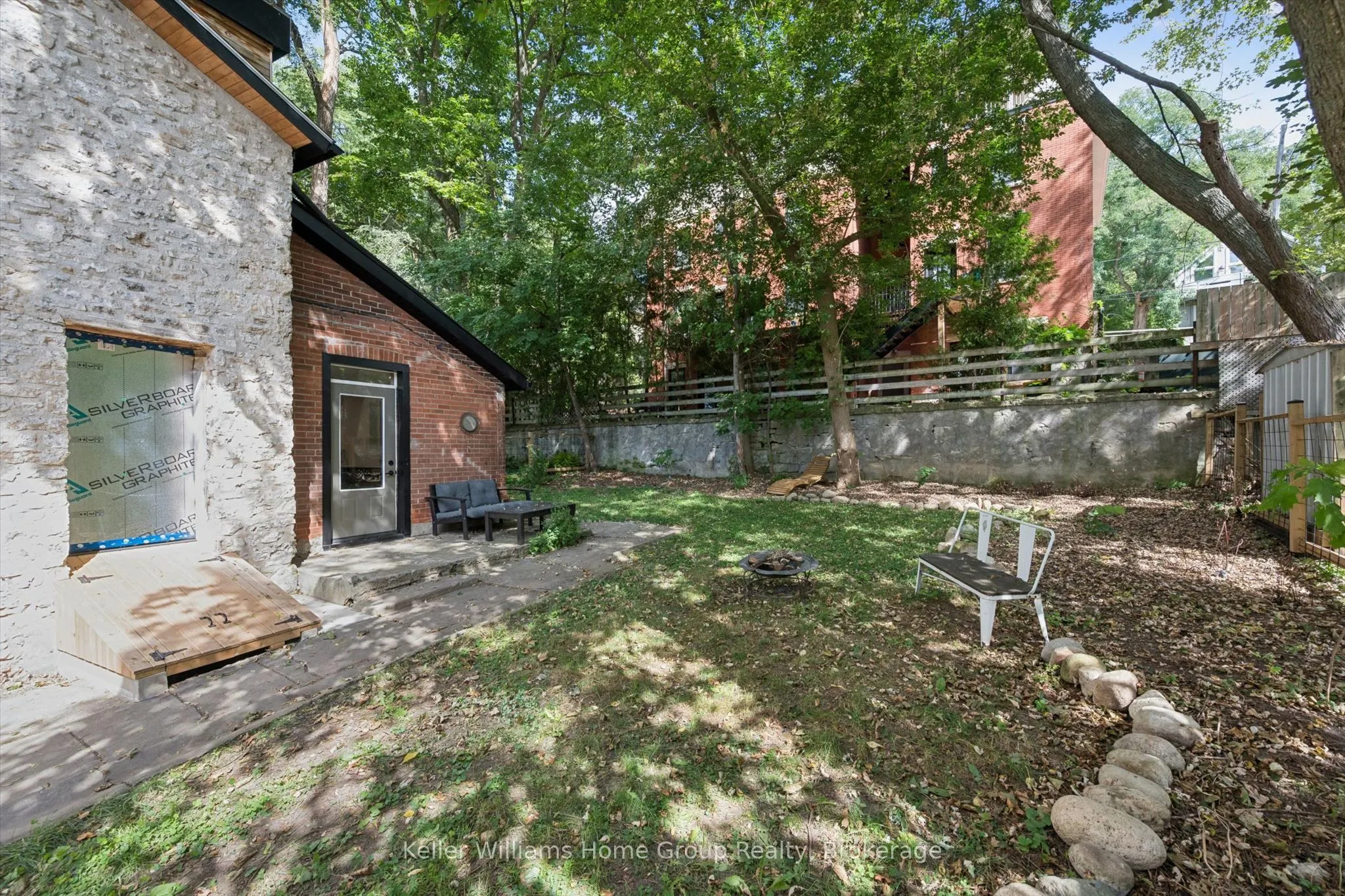 37 Arthur Street N