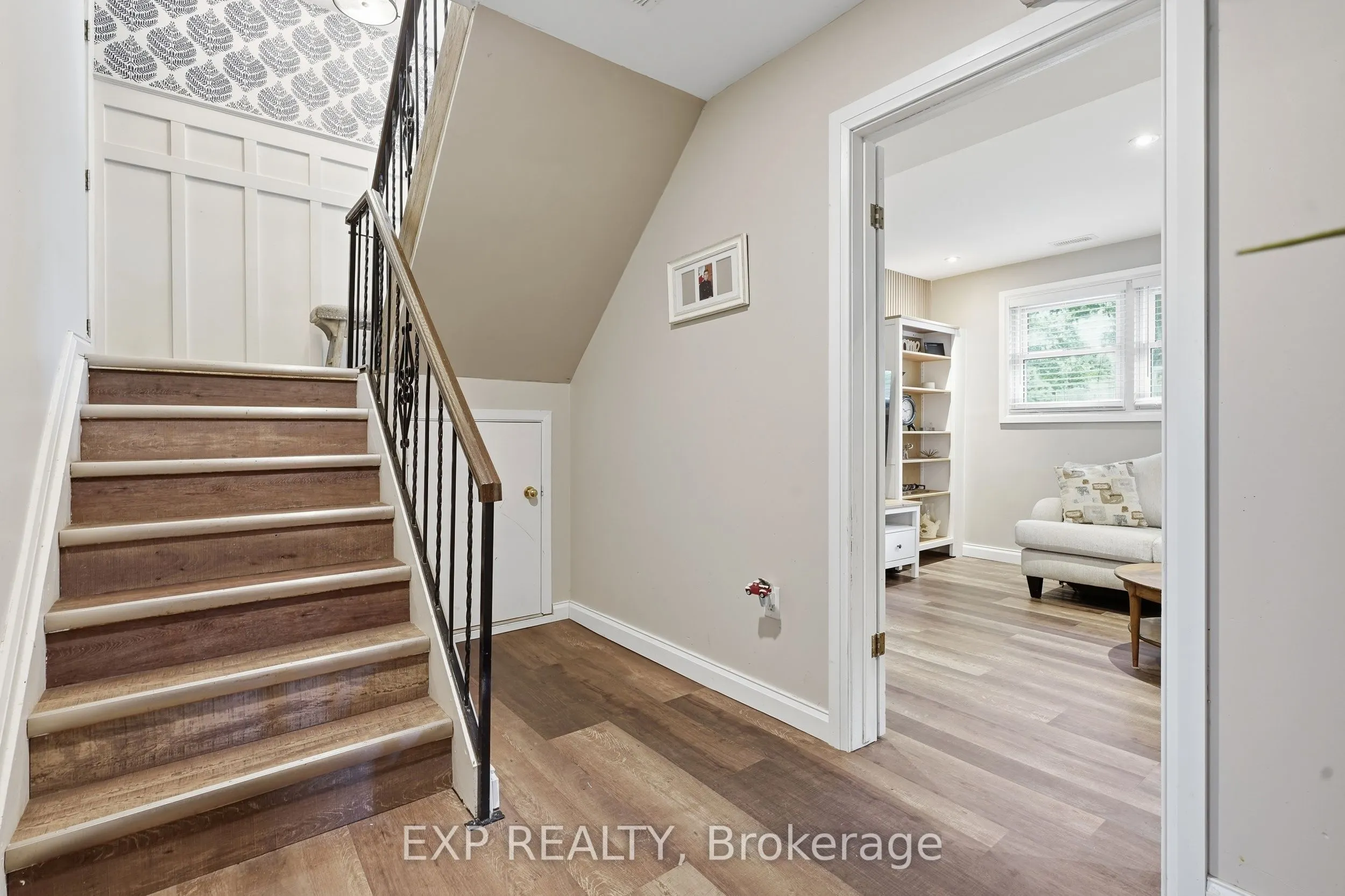 72 Crestlynn Crescent