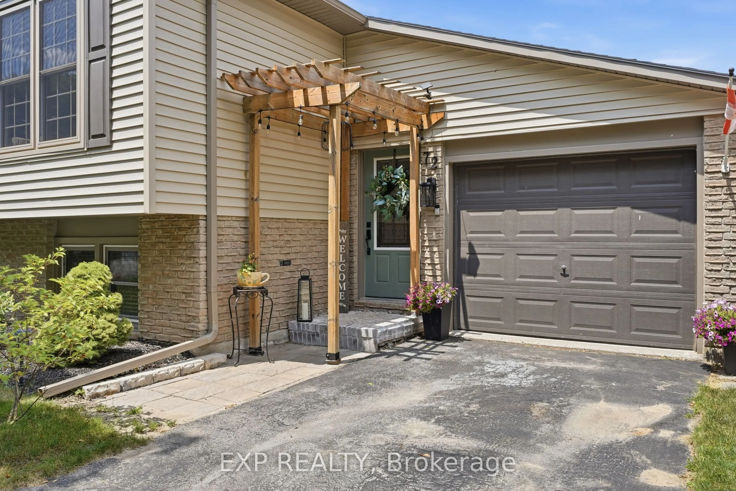 72 Crestlynn Crescent