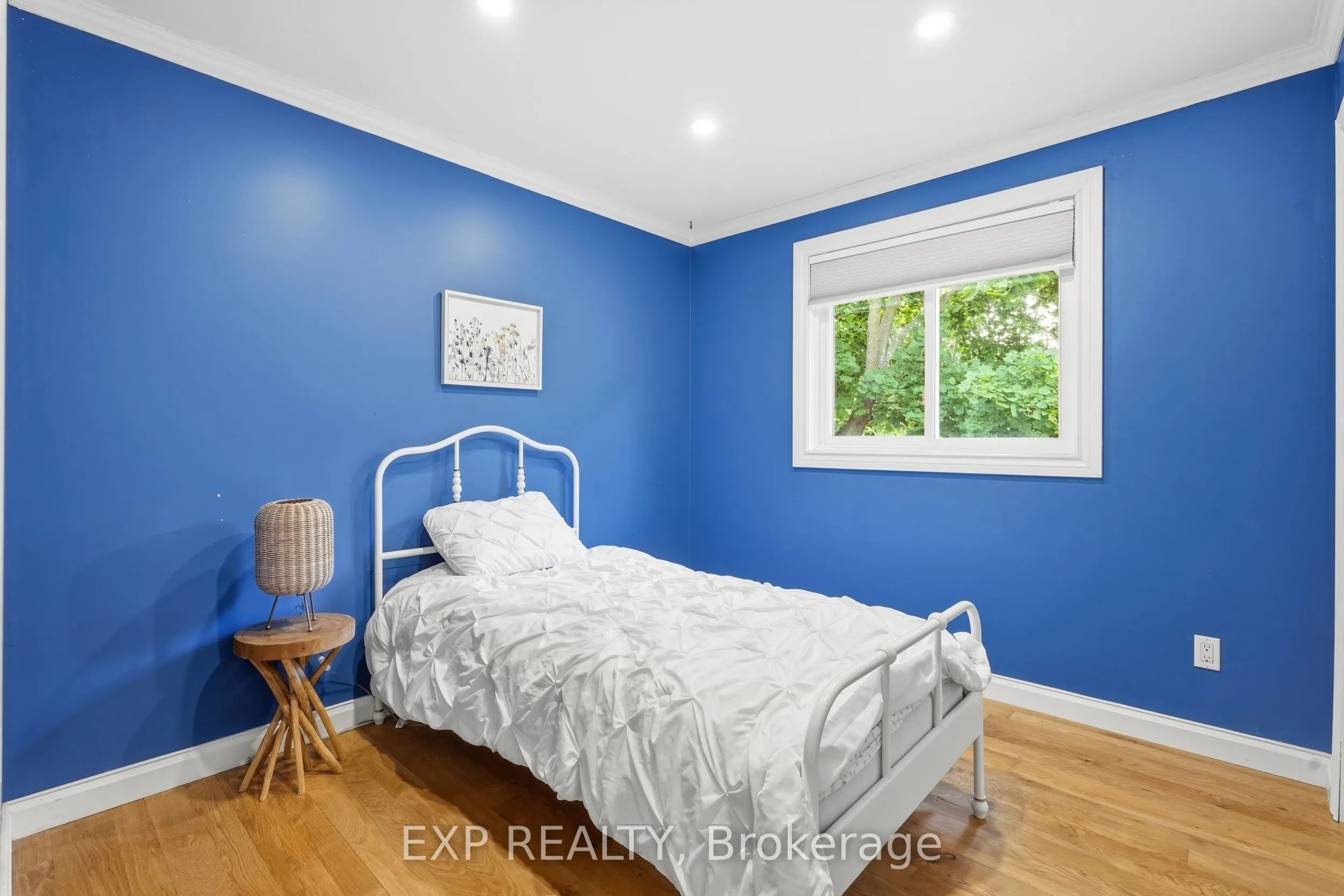 72 Crestlynn Crescent