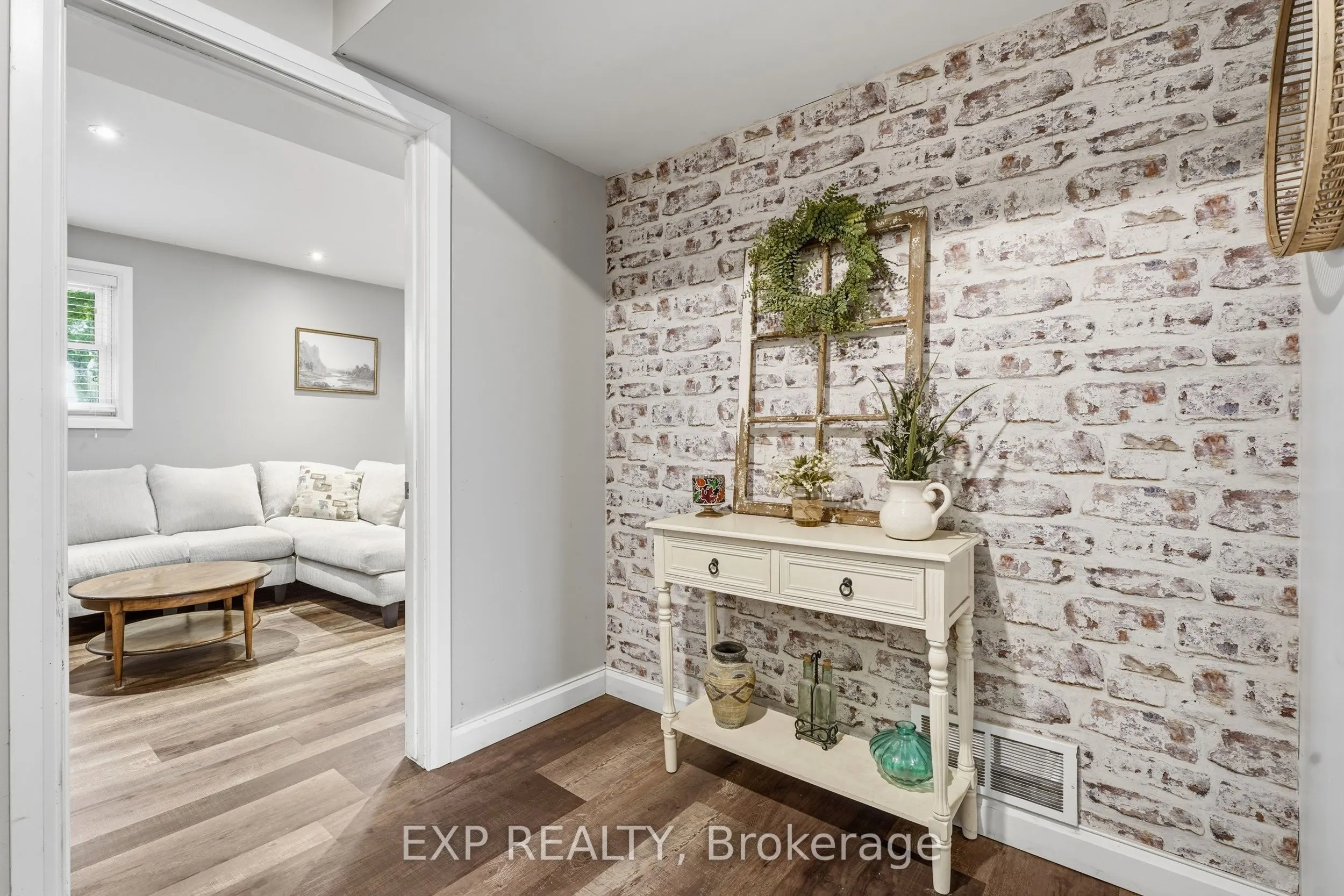 72 Crestlynn Crescent