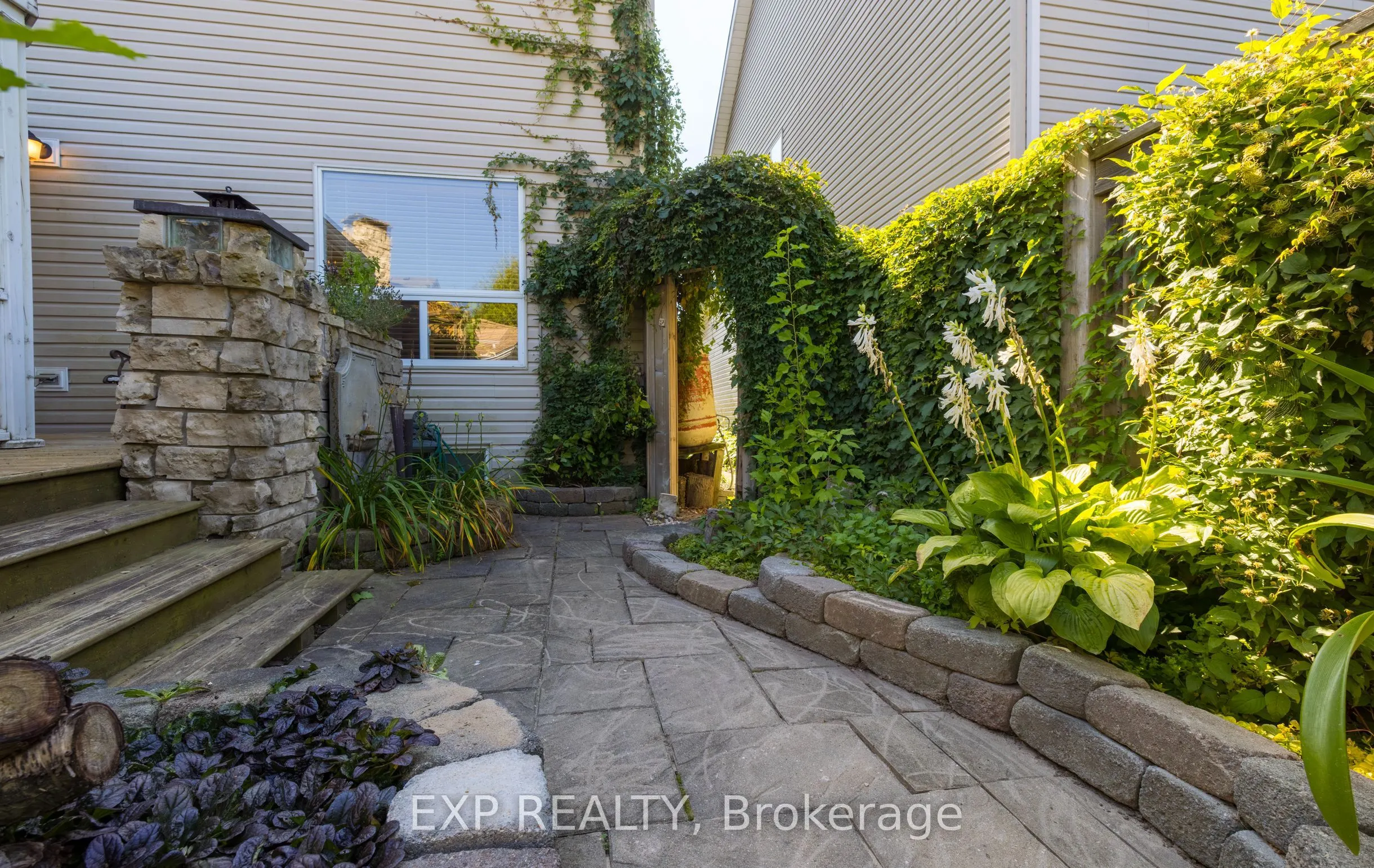 105 Hampson Crescent