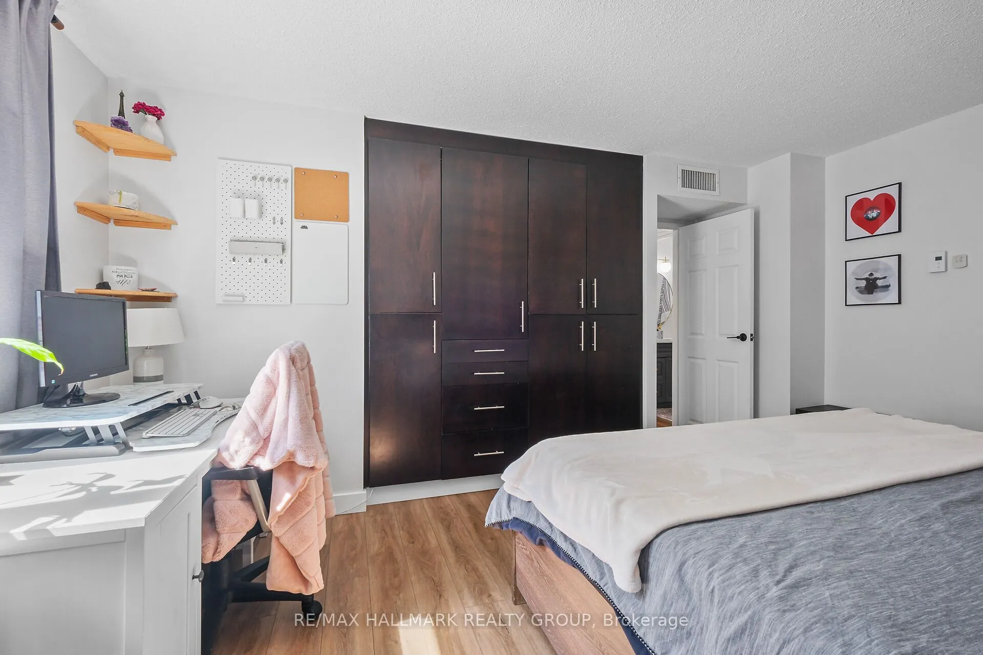 199 Kent Street #604