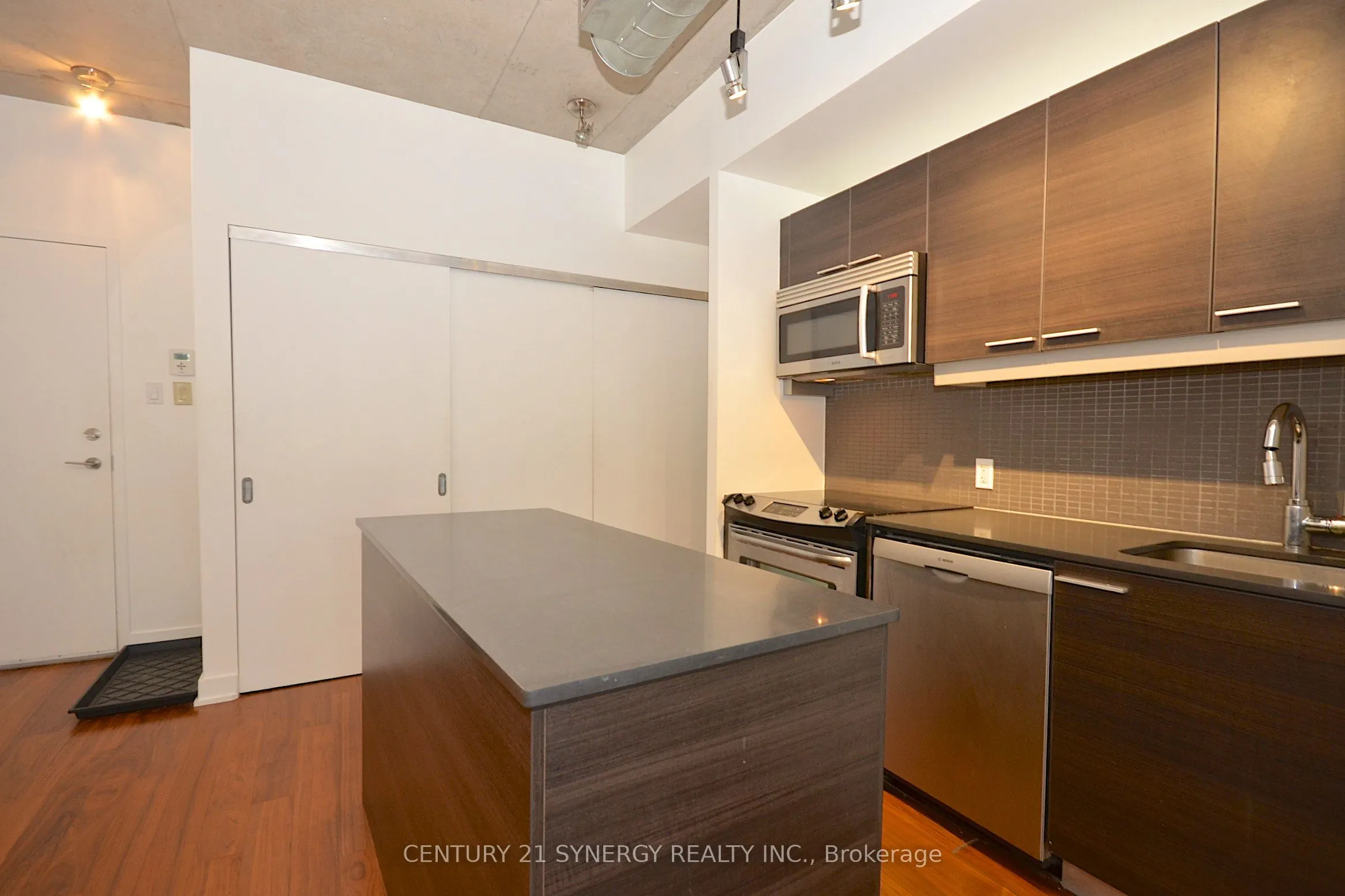 354 Gladstone Avenue #213