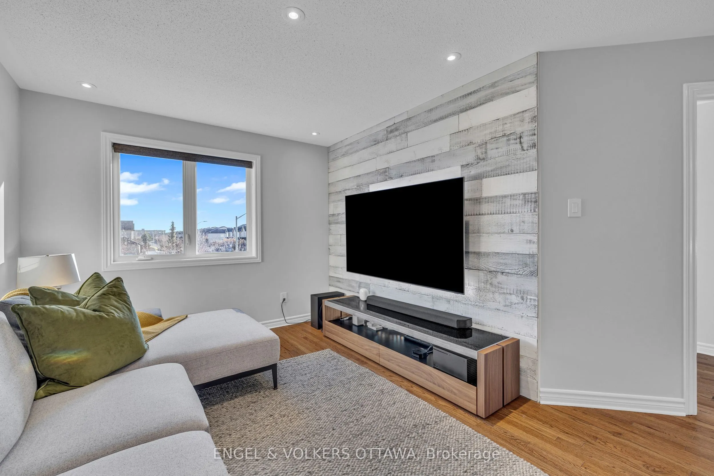 1080 Northgraves Crescent