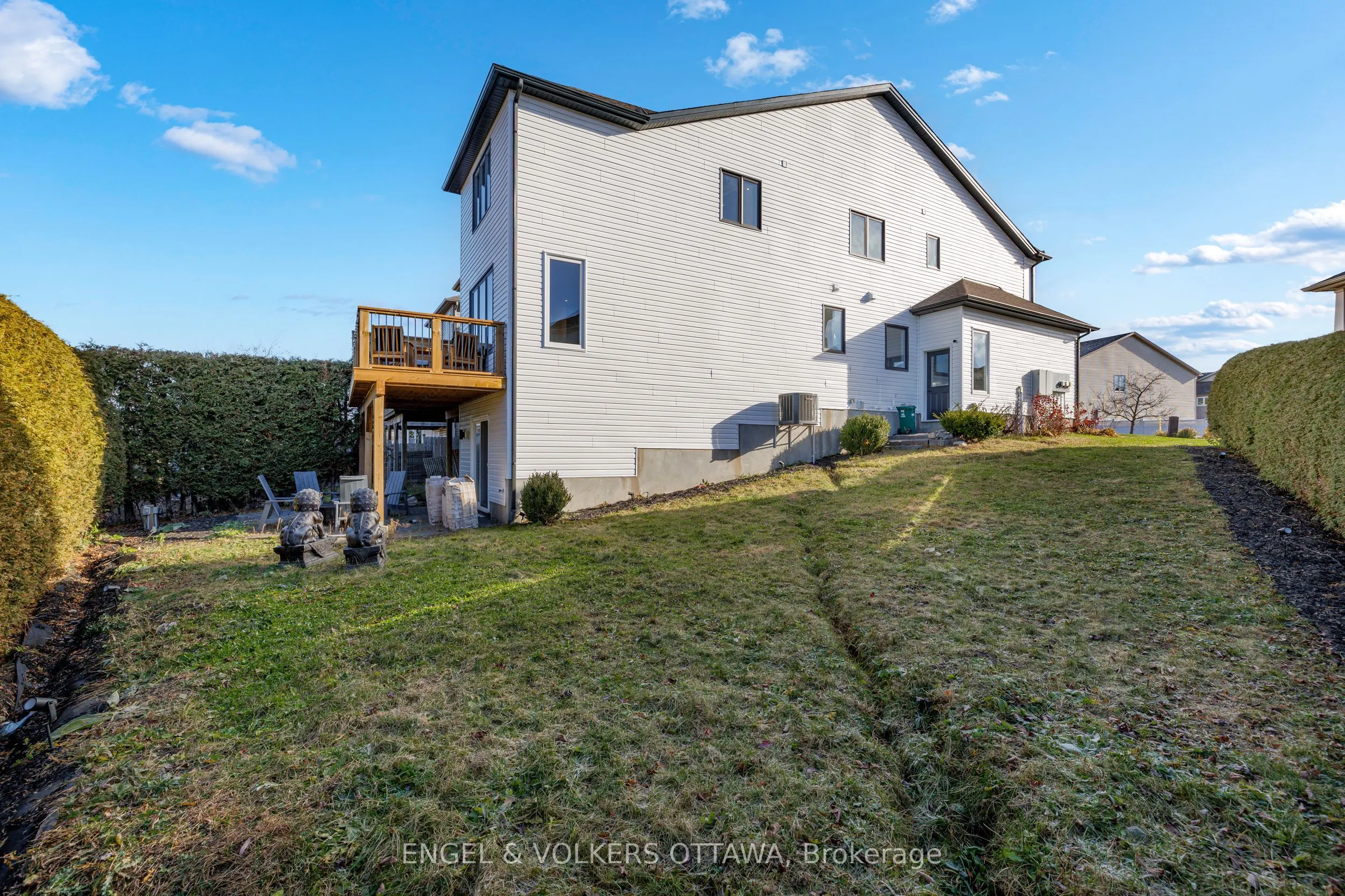 1080 Northgraves Crescent
