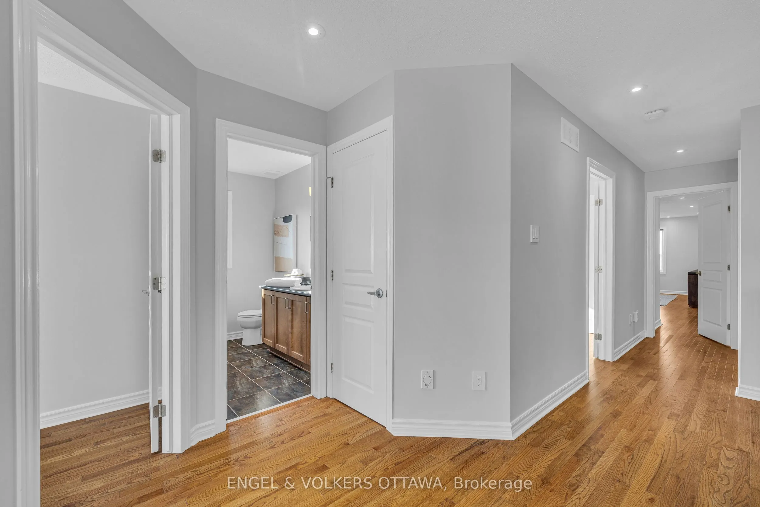 1080 Northgraves Crescent