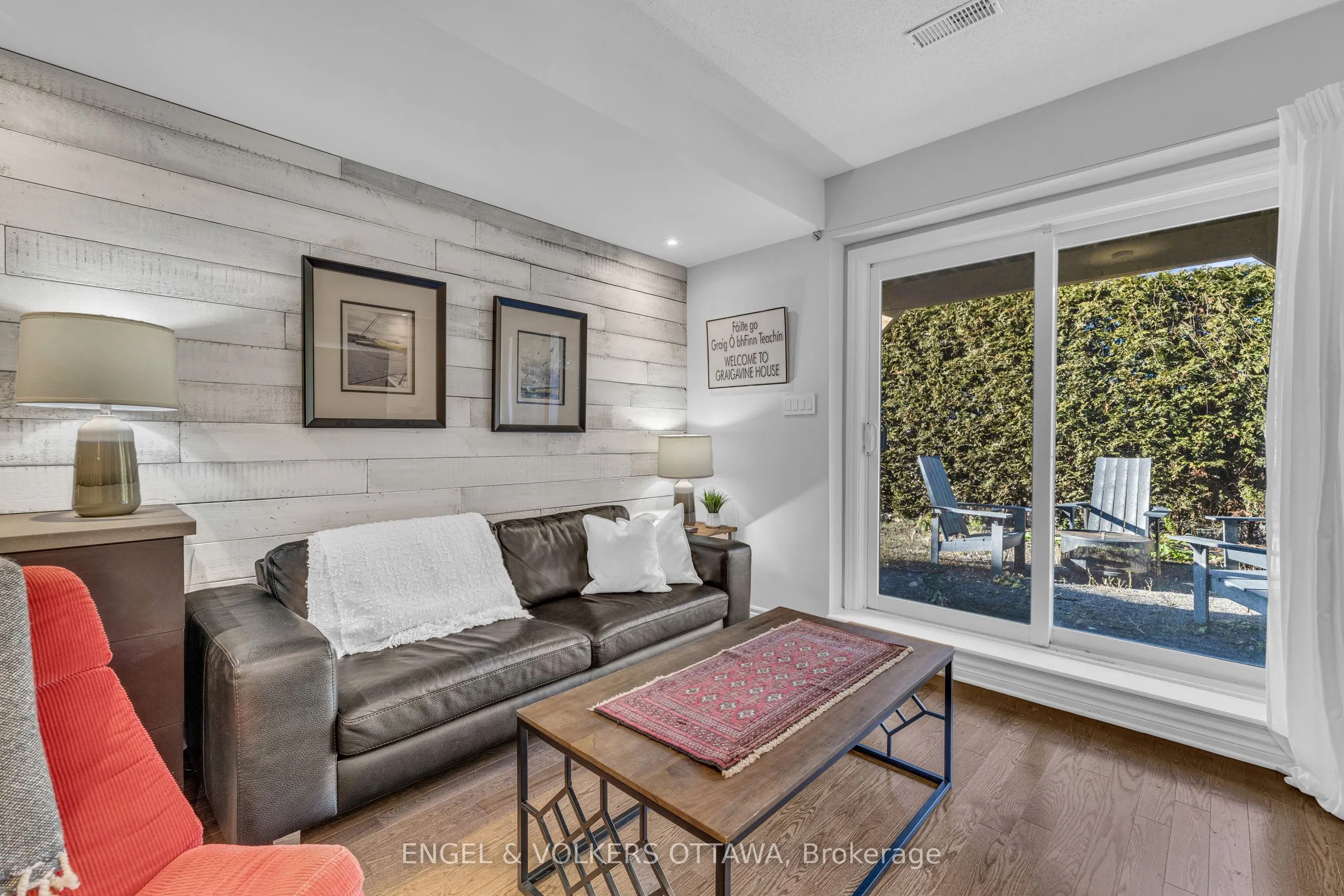1080 Northgraves Crescent