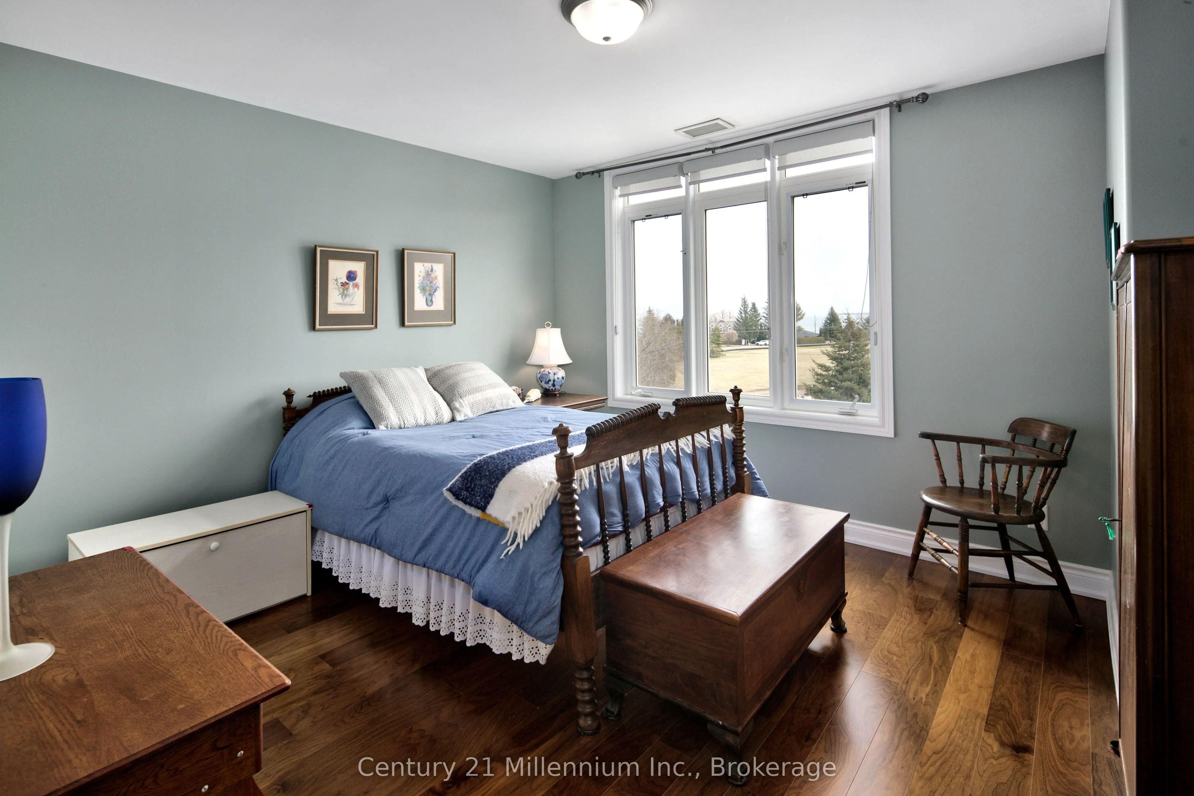 10 Bay Street E #407