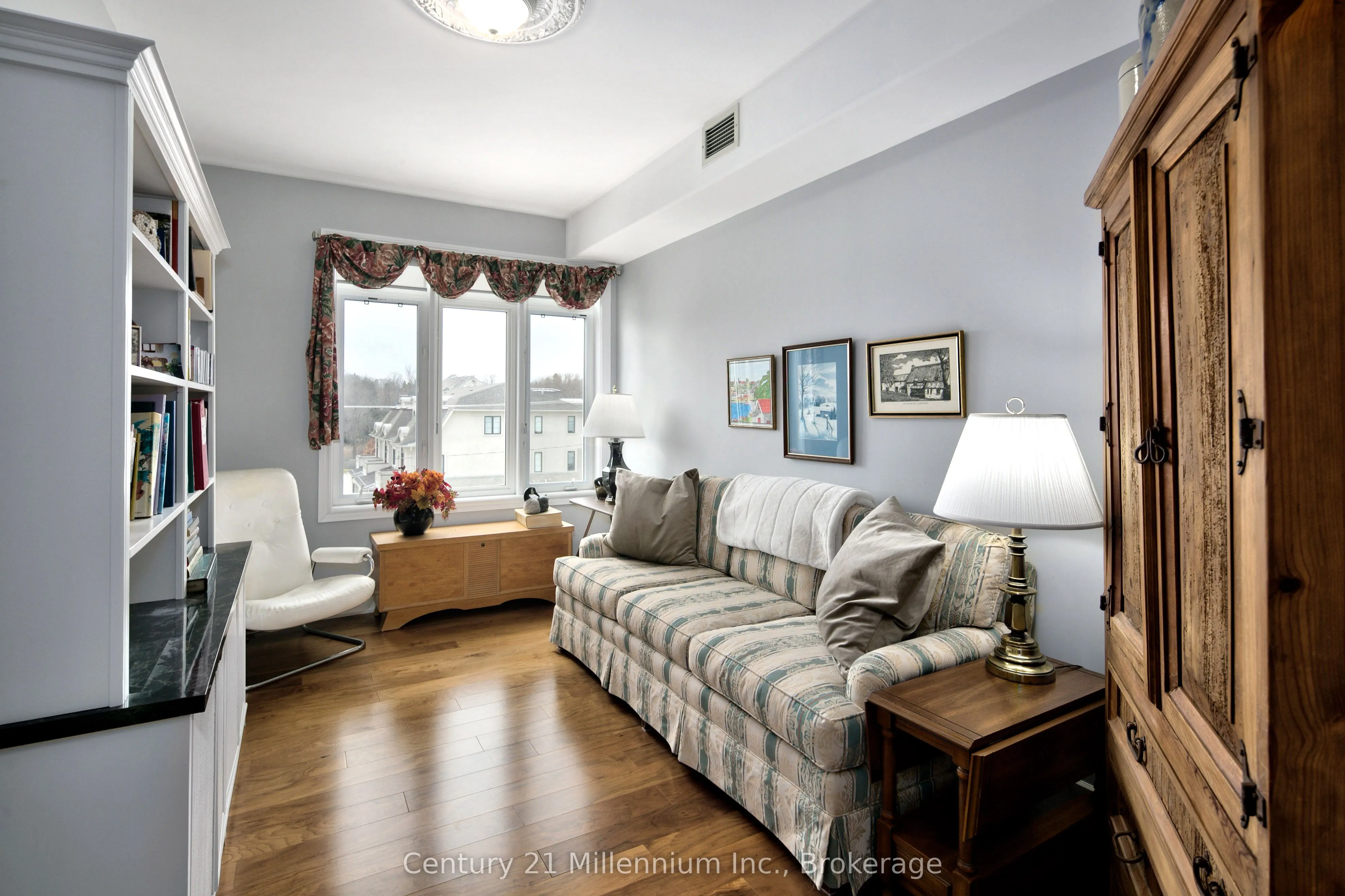 10 Bay Street E #407