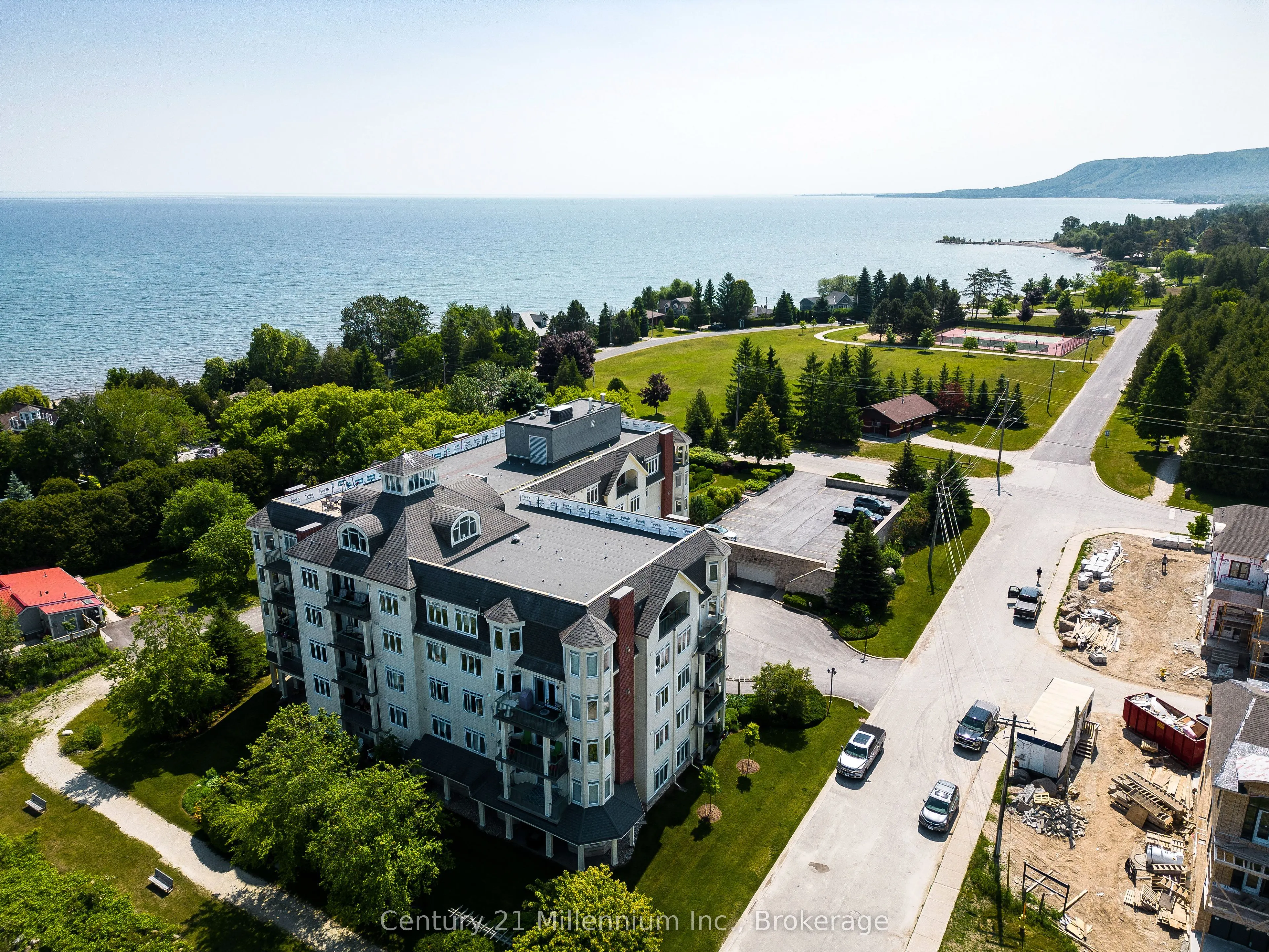 10 Bay Street E #407