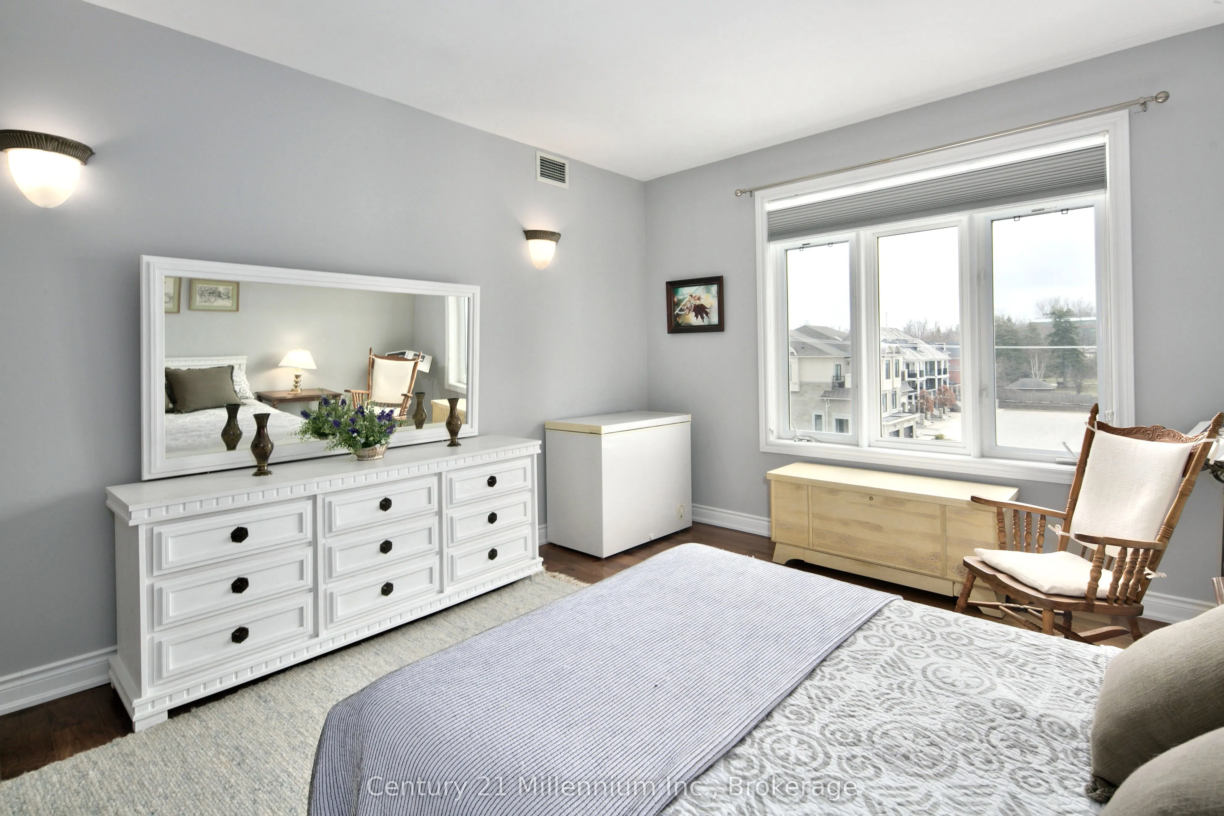 10 Bay Street E #407