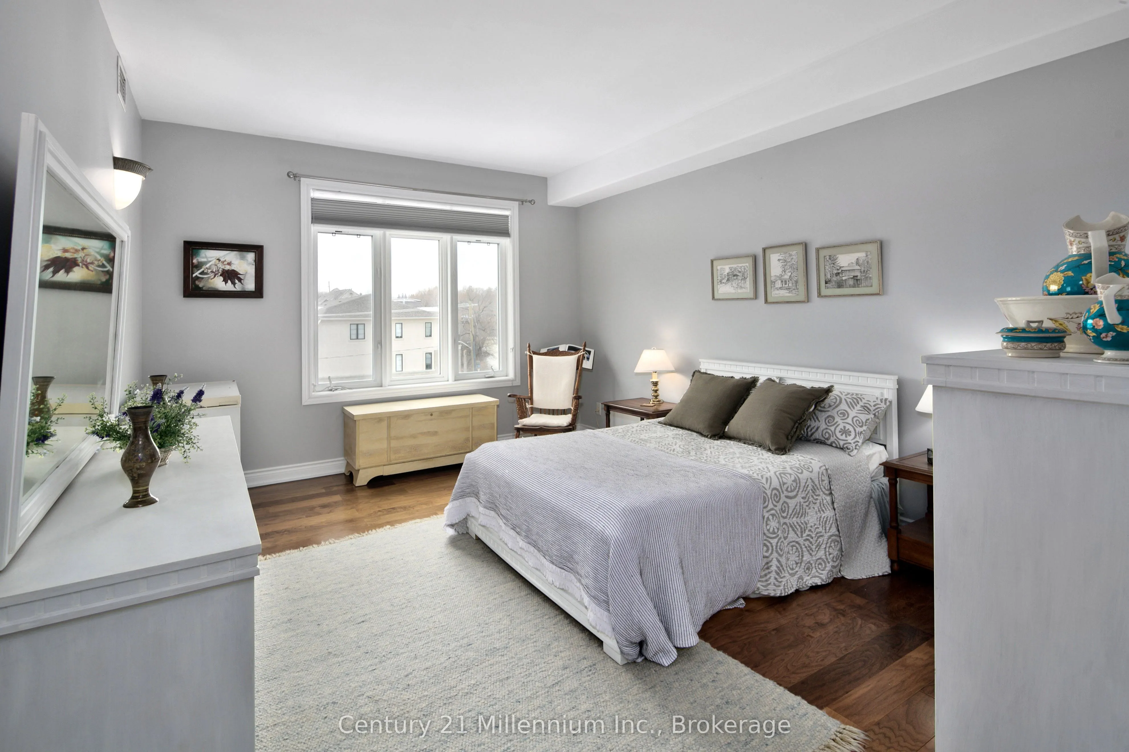 10 Bay Street E #407
