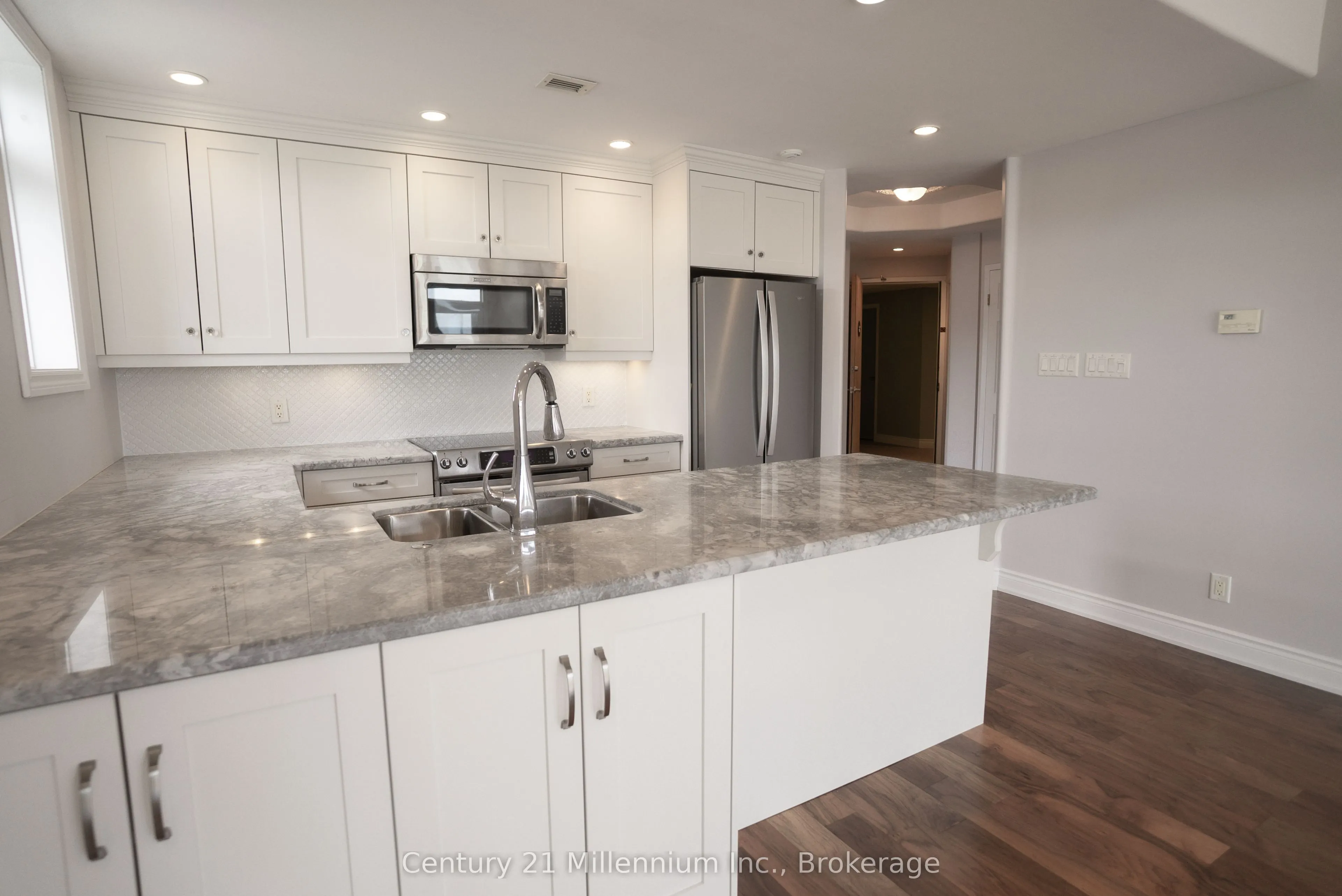 10 Bay Street E #407