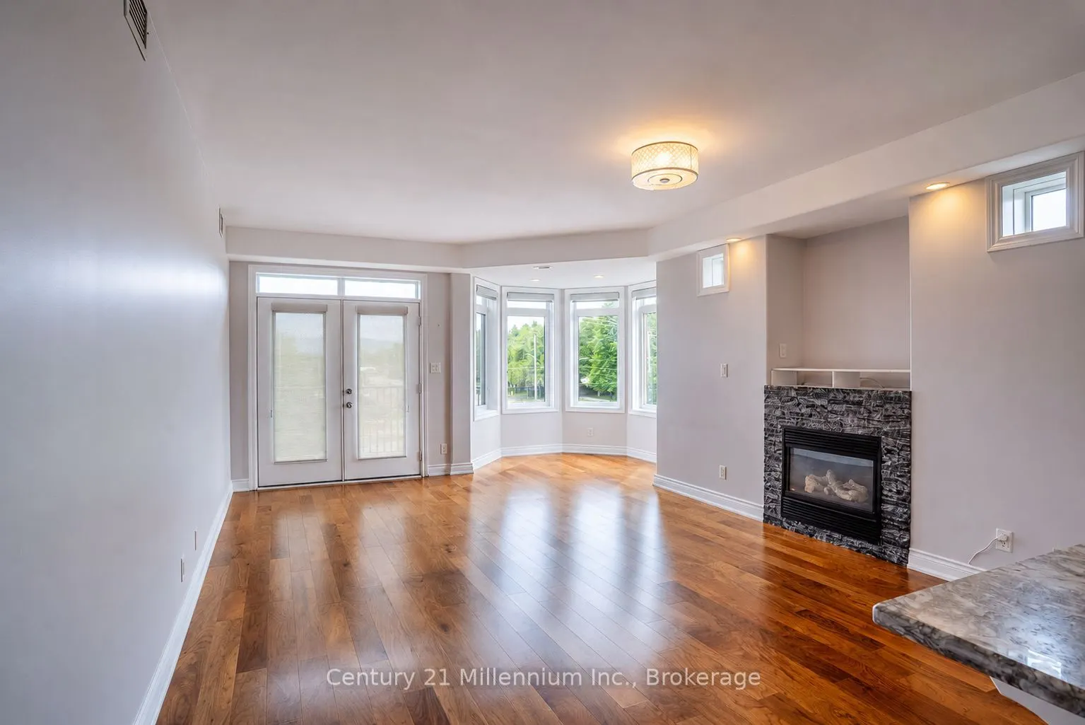 10 Bay Street E #407