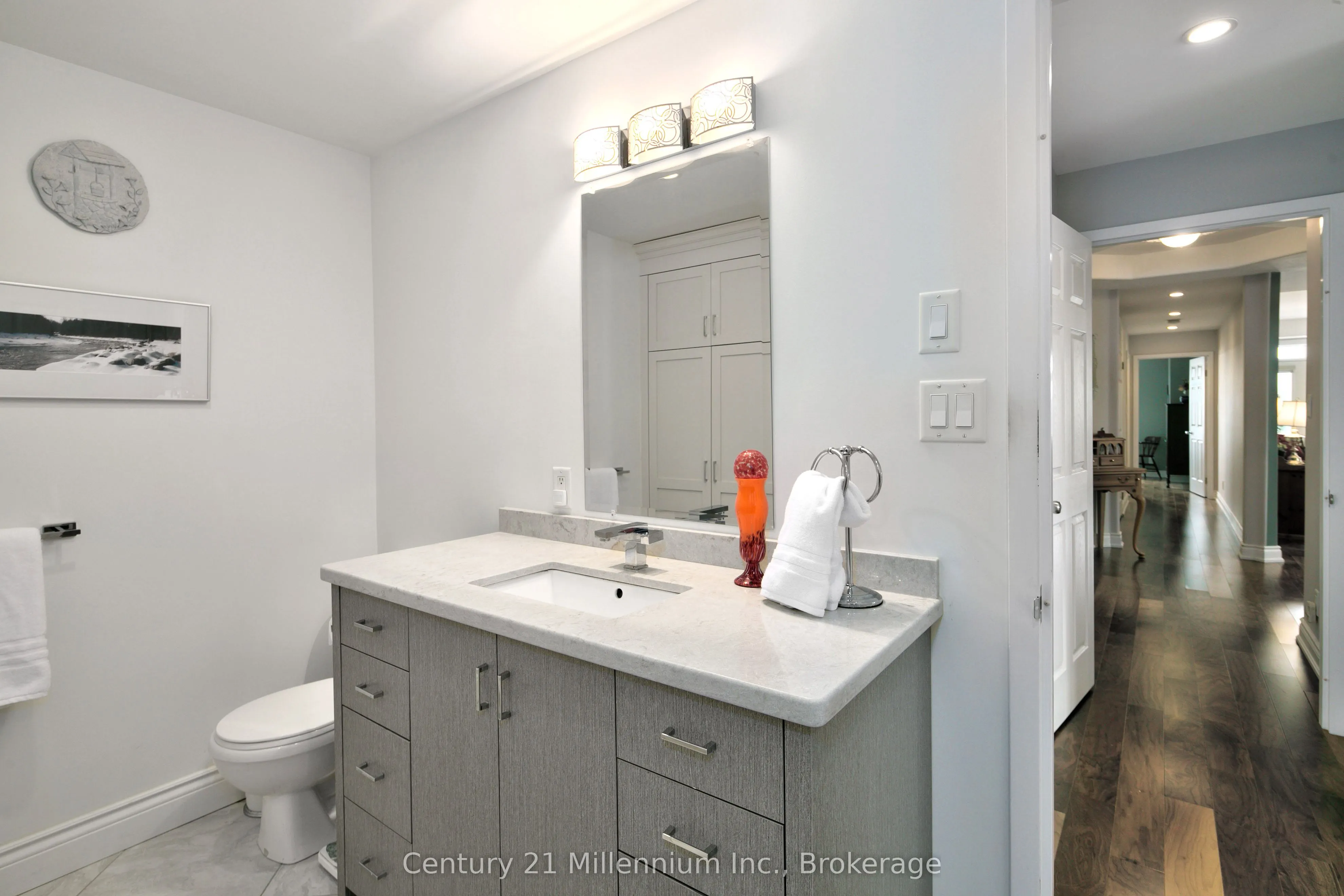 10 Bay Street E #407