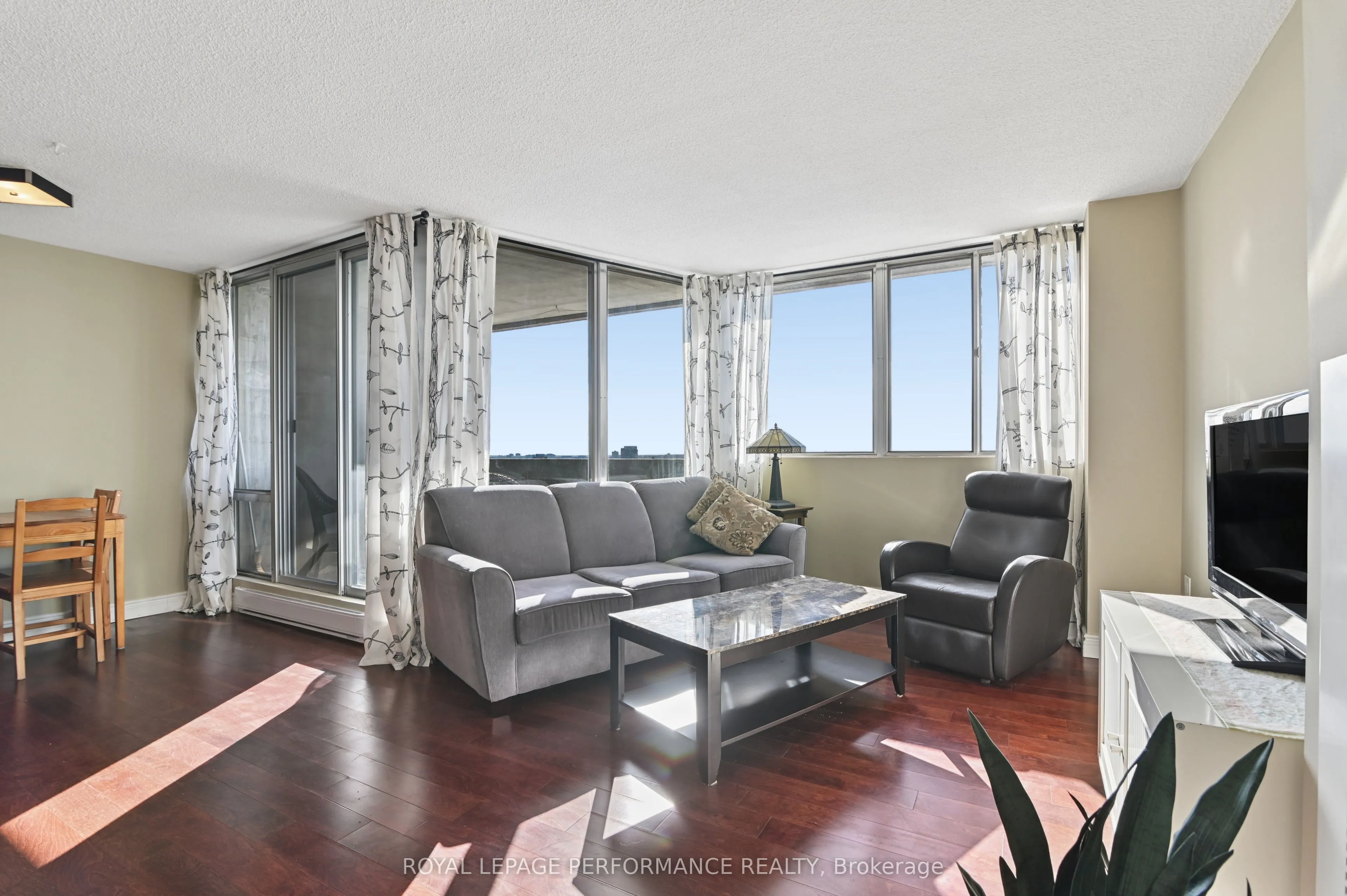 530 Laurier Avenue W #2006