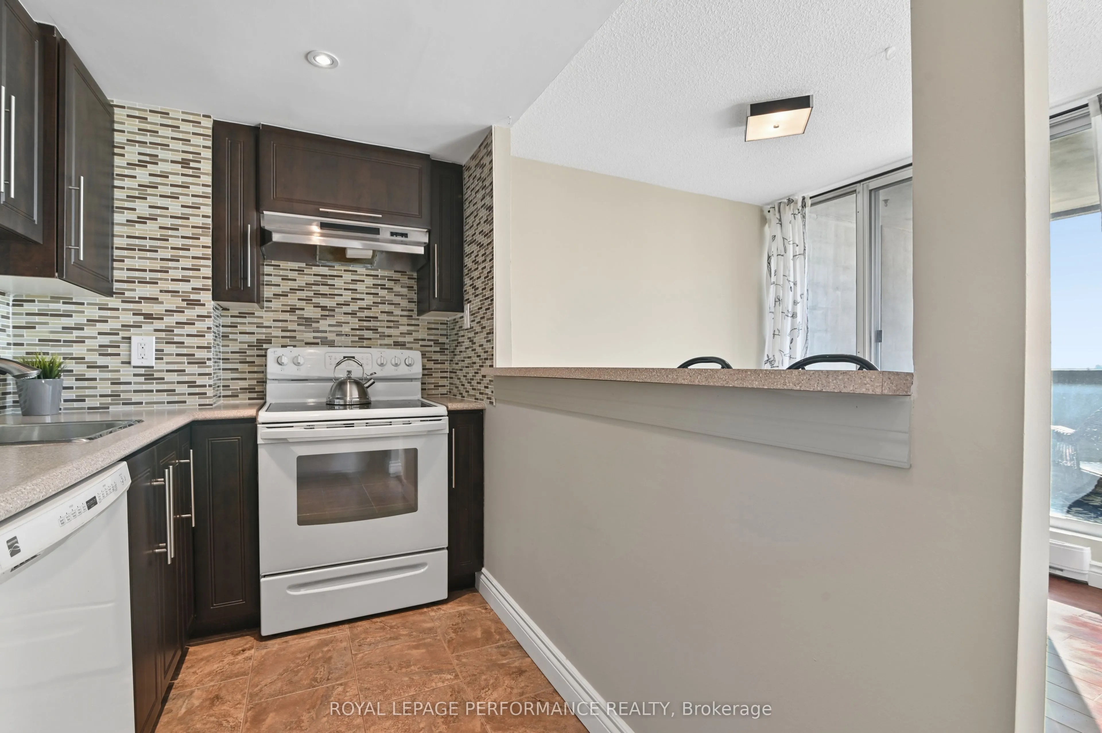 530 Laurier Avenue W #2006