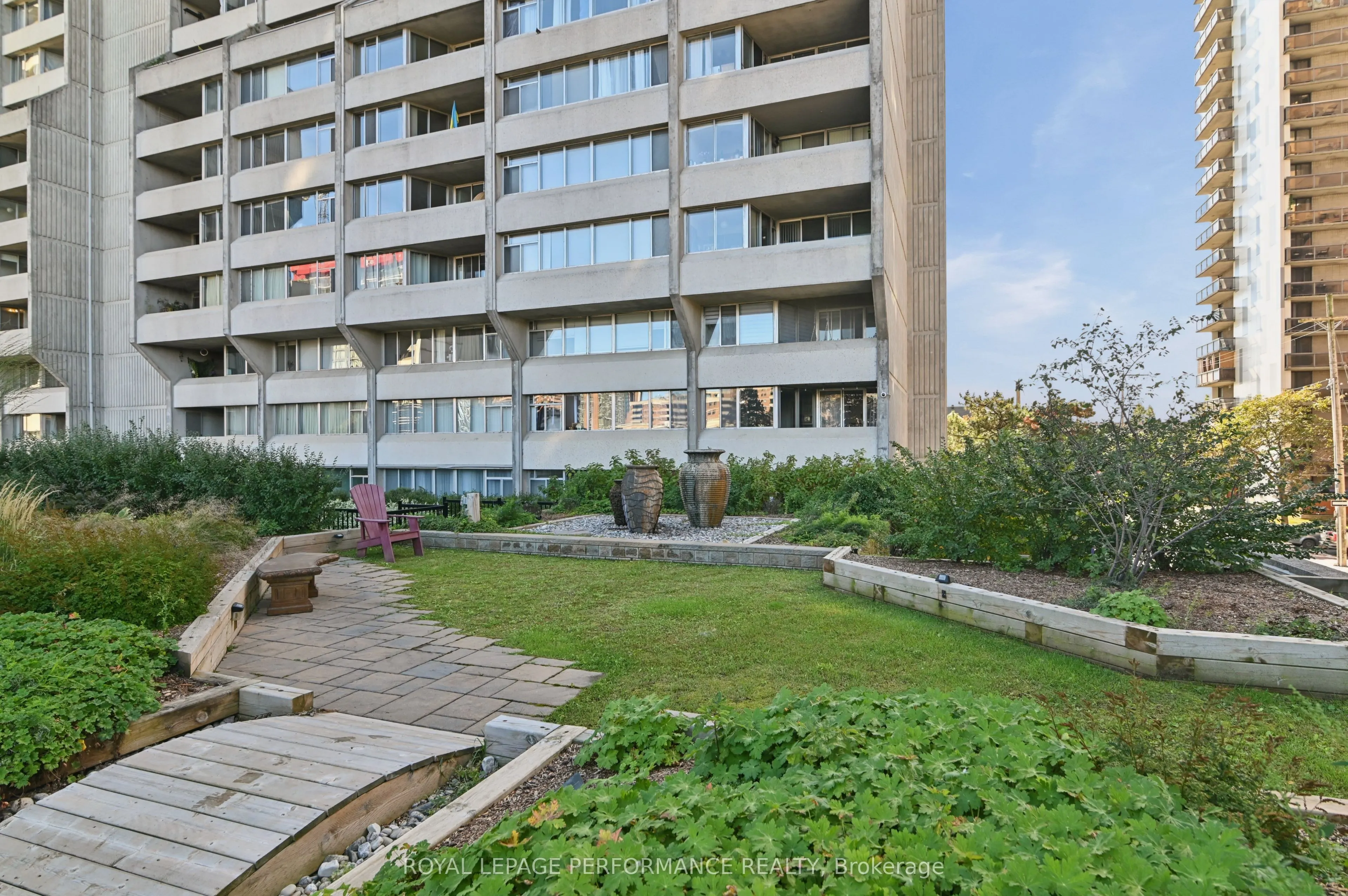 530 Laurier Avenue W #2006