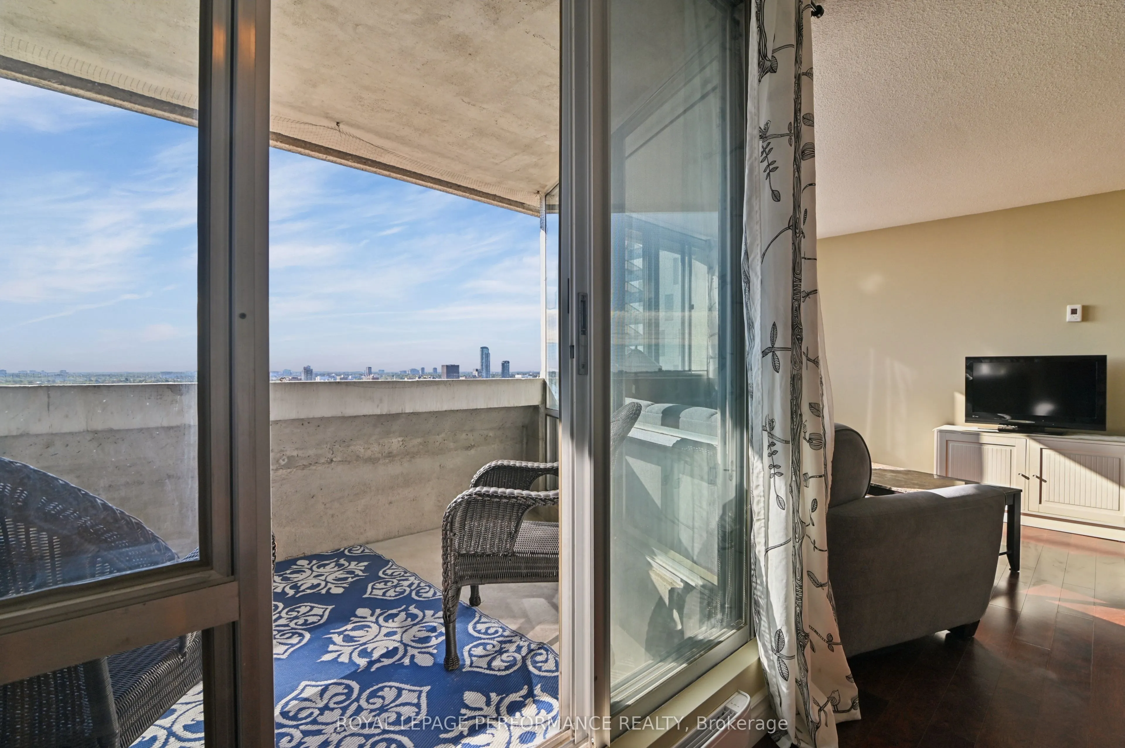 530 Laurier Avenue W #2006