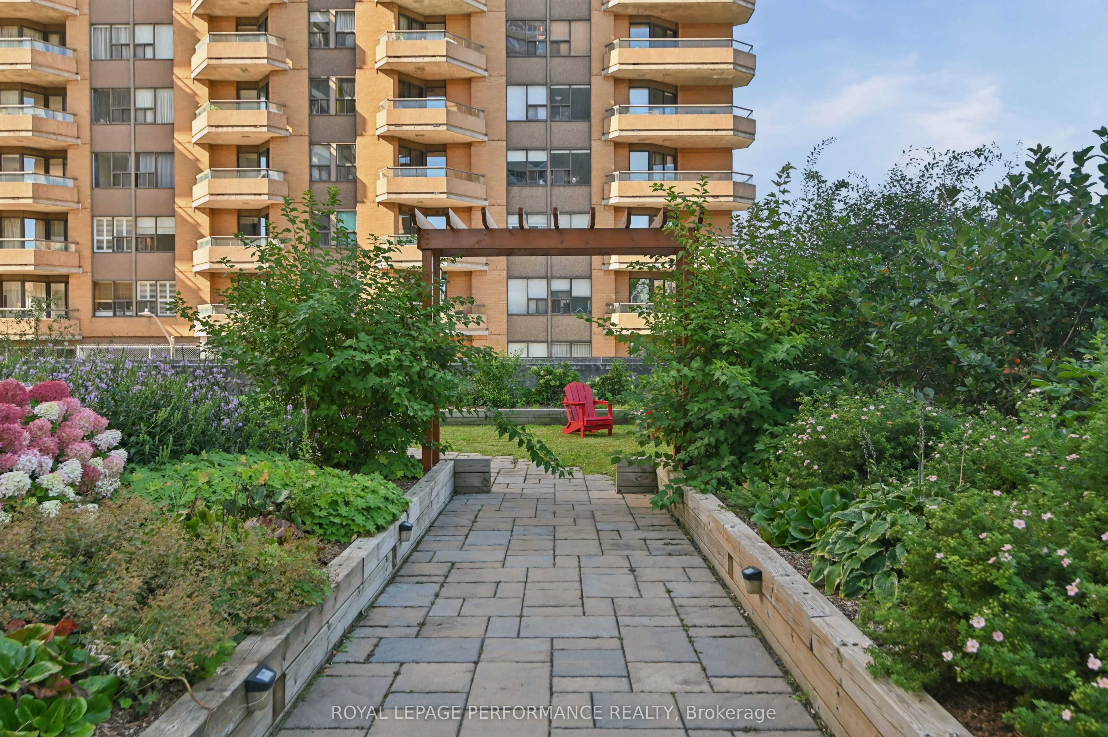 530 Laurier Avenue W #2006
