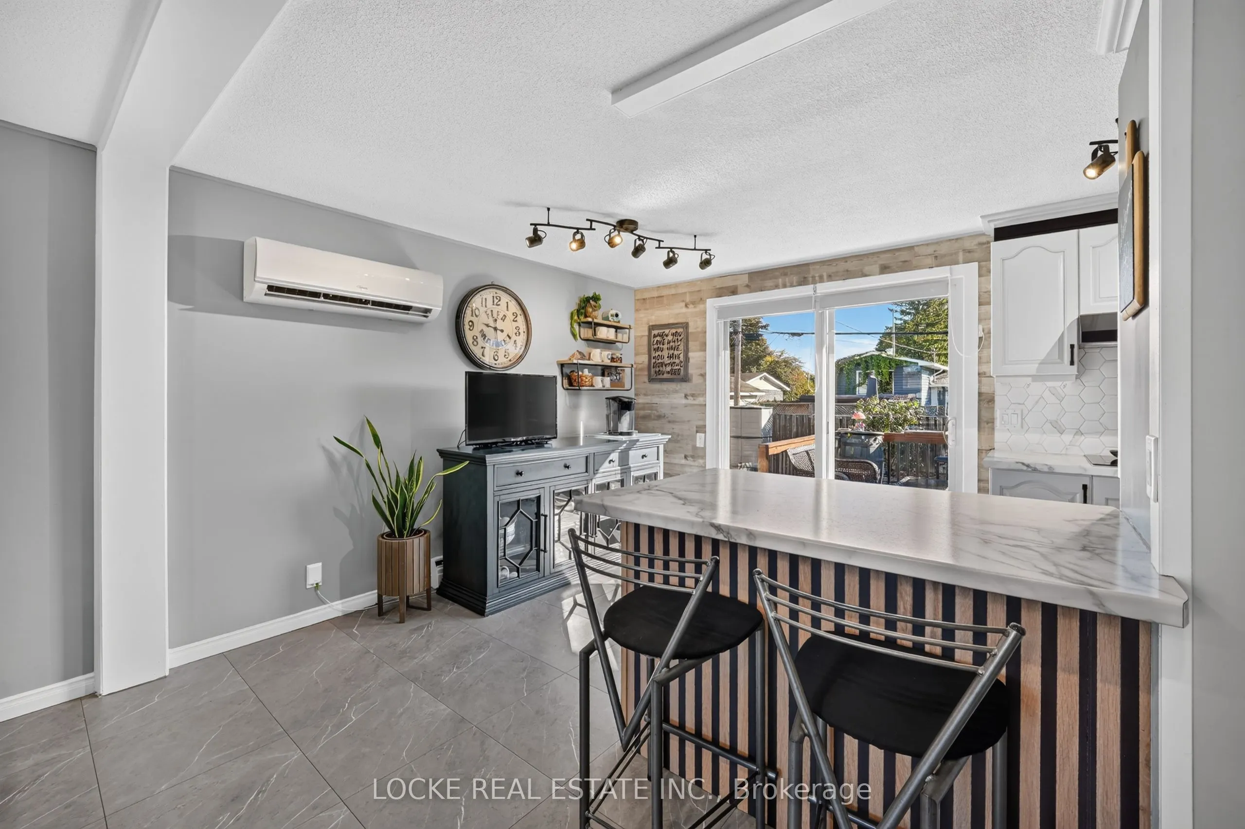 1501 Queenswood Crescent