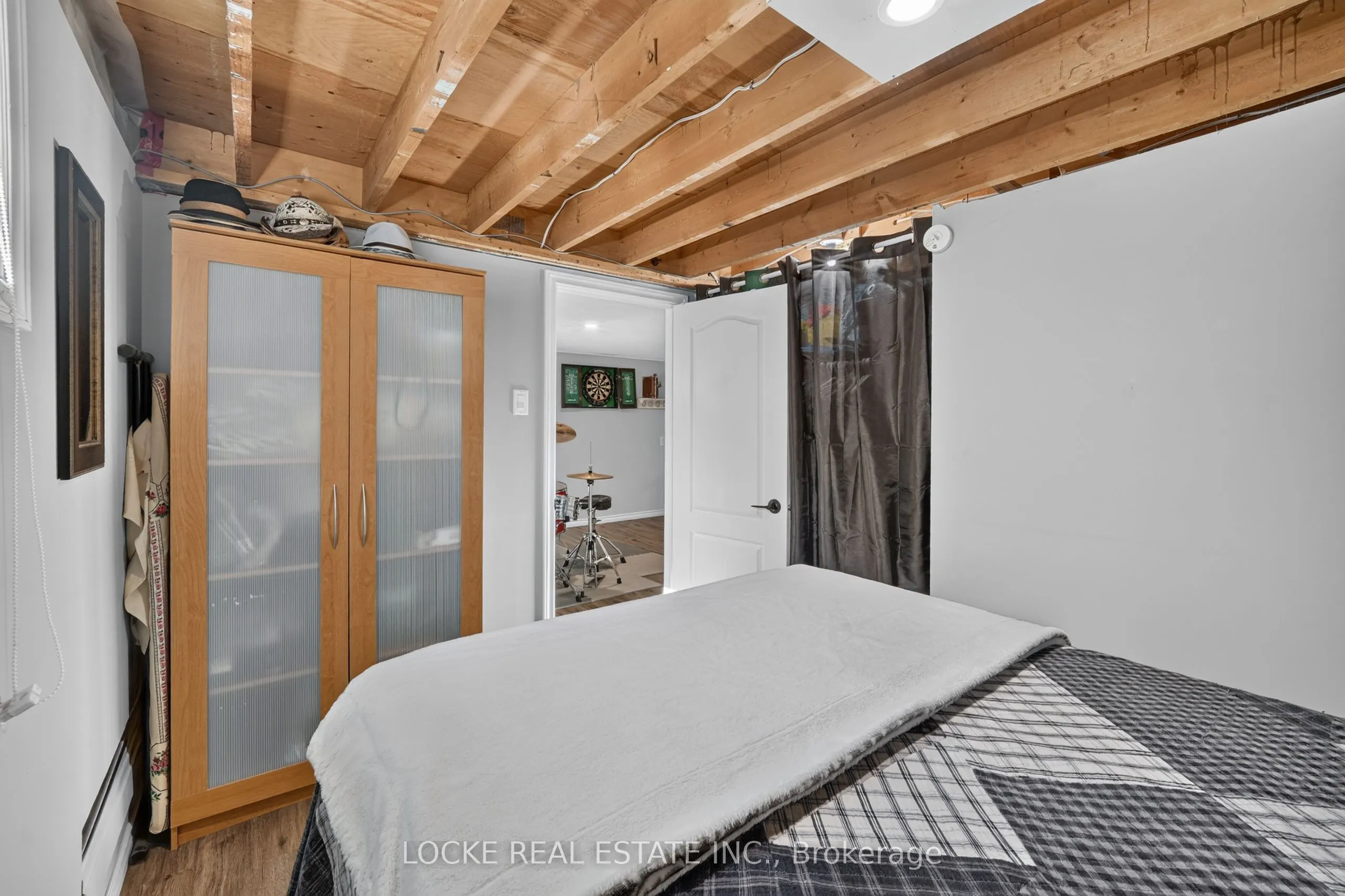 1501 Queenswood Crescent