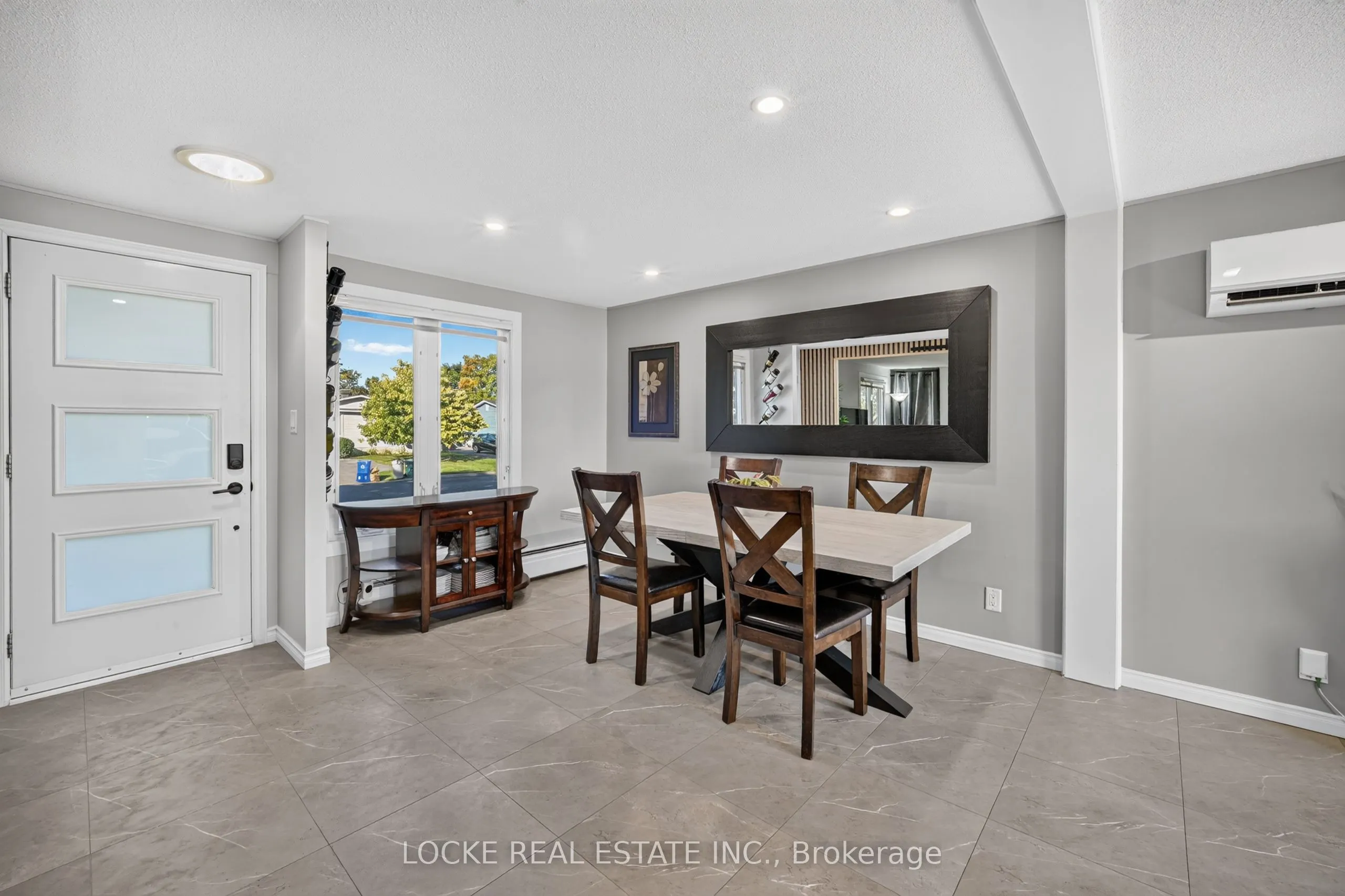 1501 Queenswood Crescent