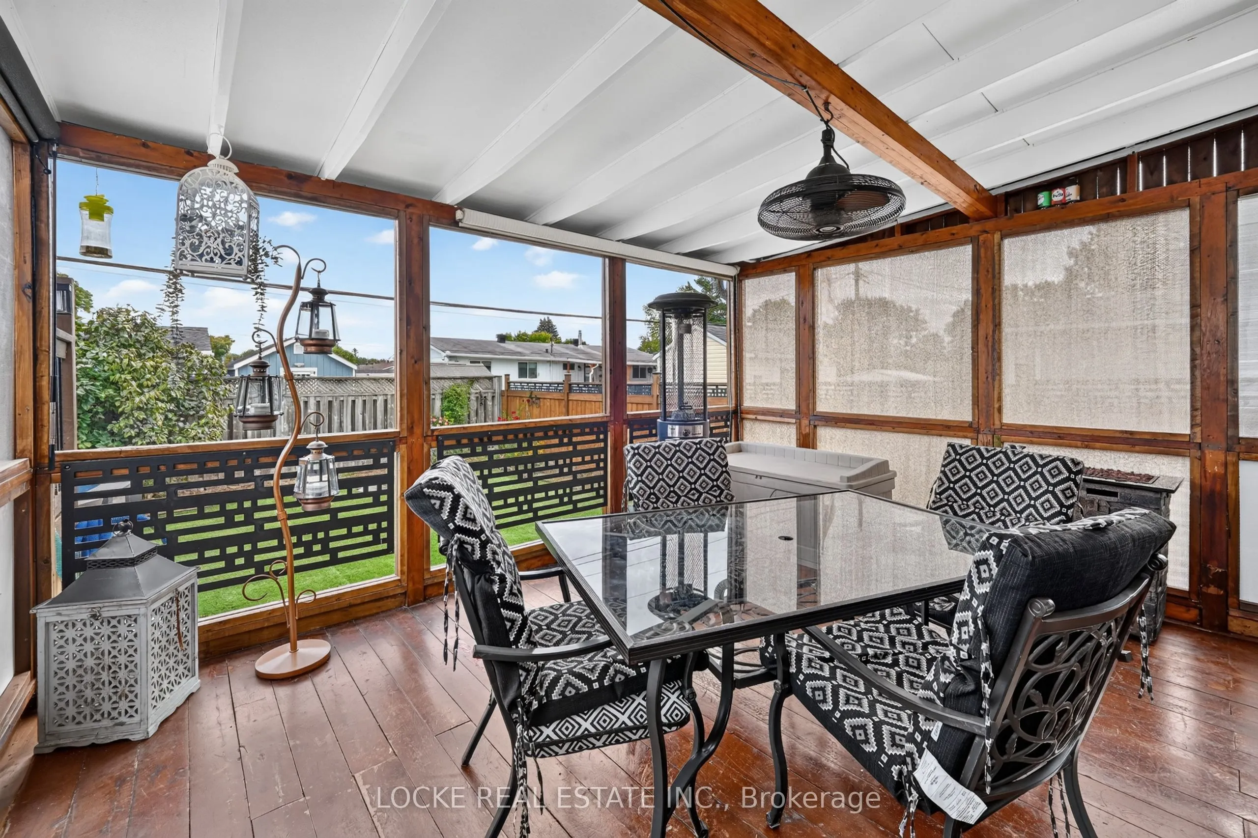 1501 Queenswood Crescent