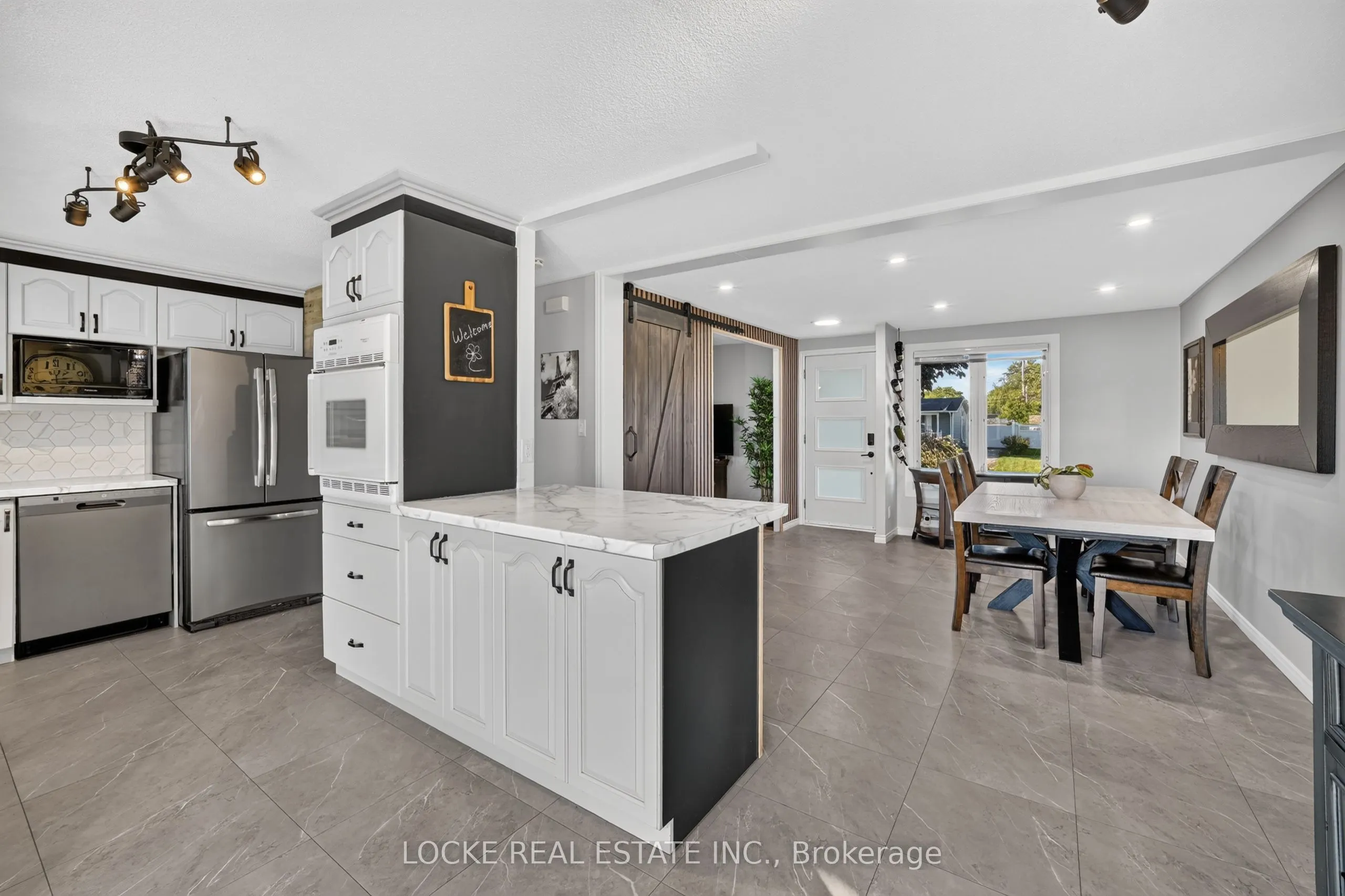 1501 Queenswood Crescent