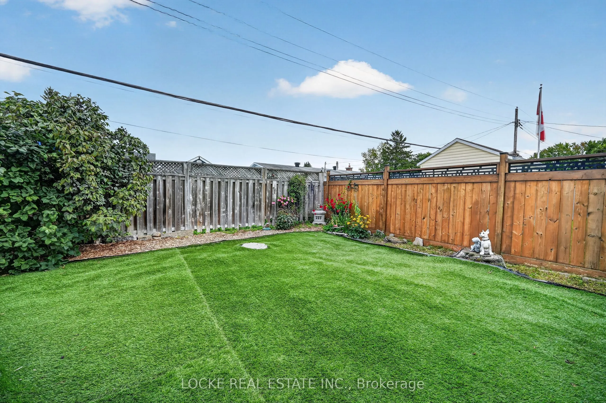 1501 Queenswood Crescent
