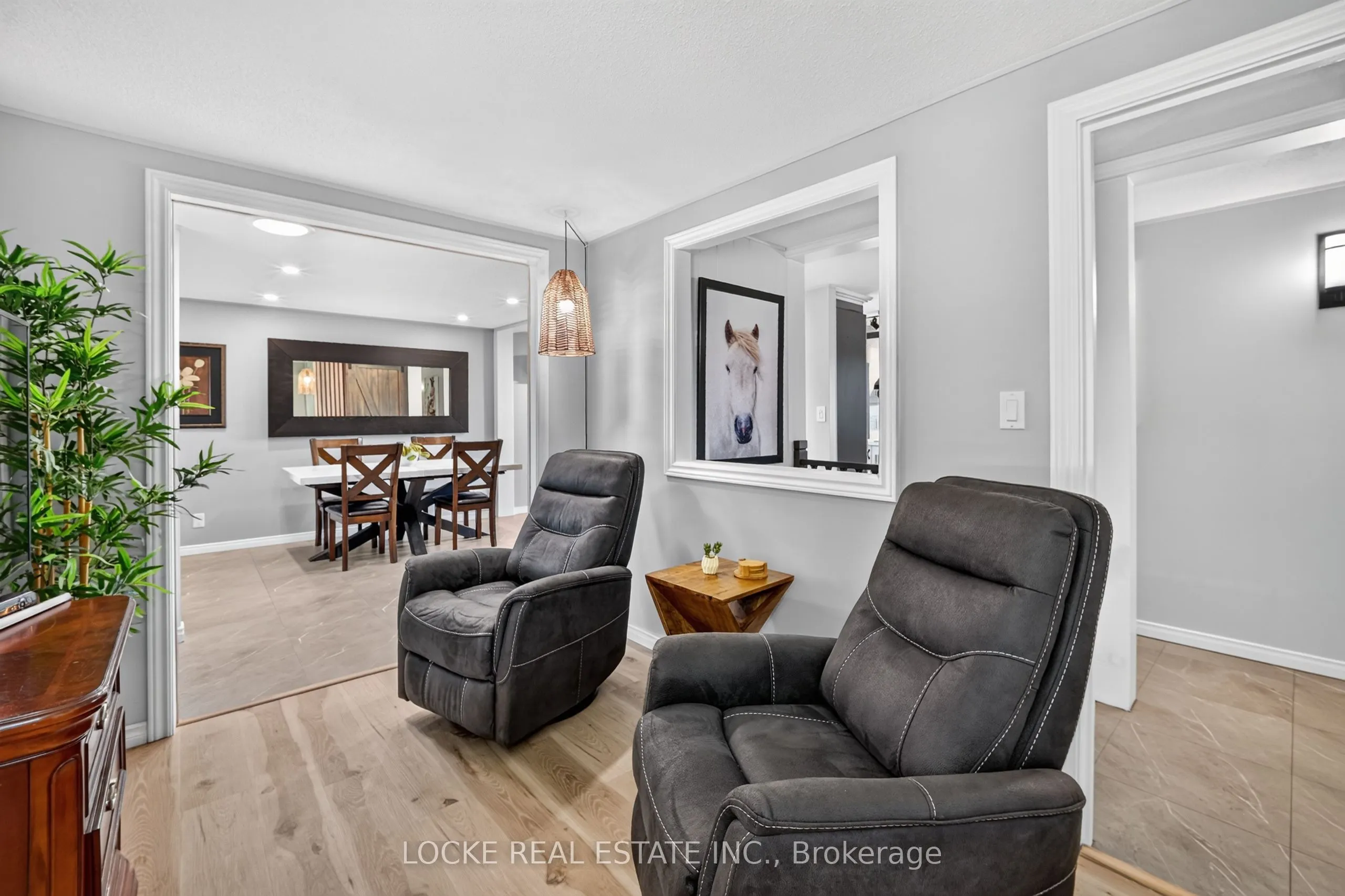 1501 Queenswood Crescent