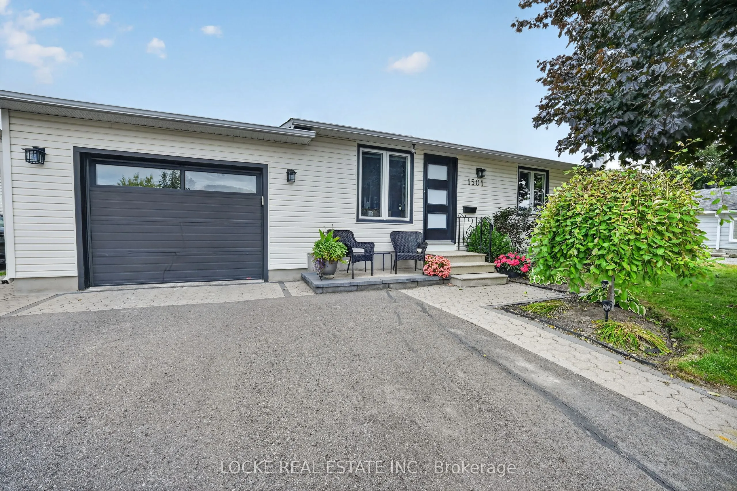 1501 Queenswood Crescent