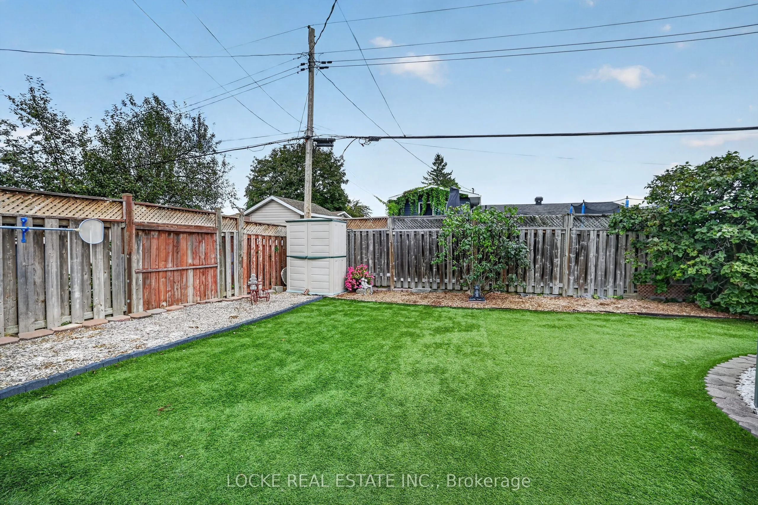 1501 Queenswood Crescent