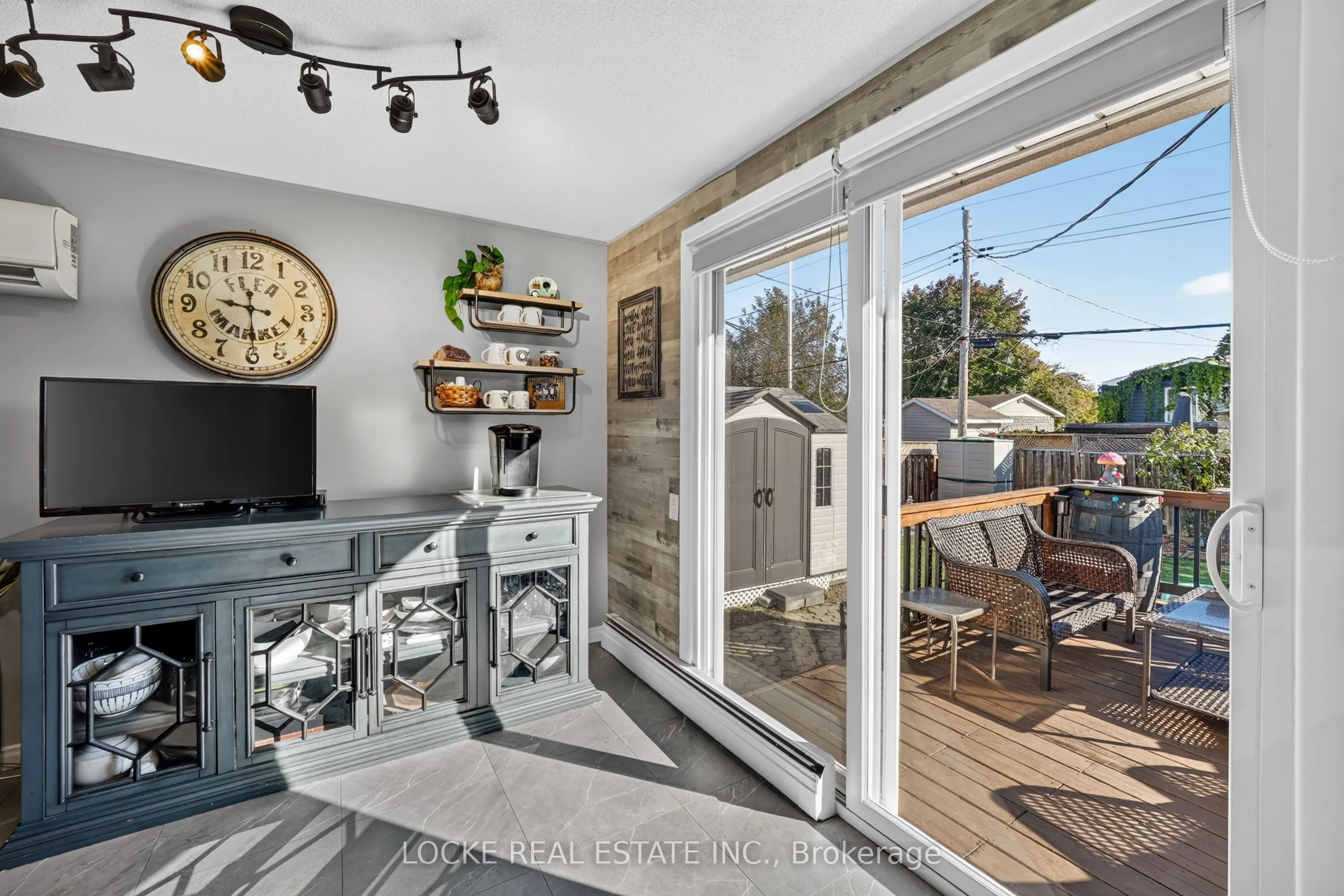 1501 Queenswood Crescent