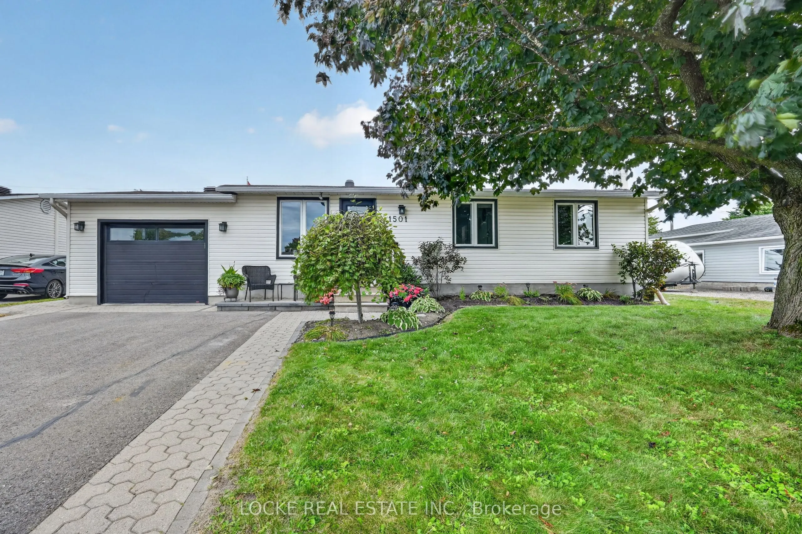 1501 Queenswood Crescent