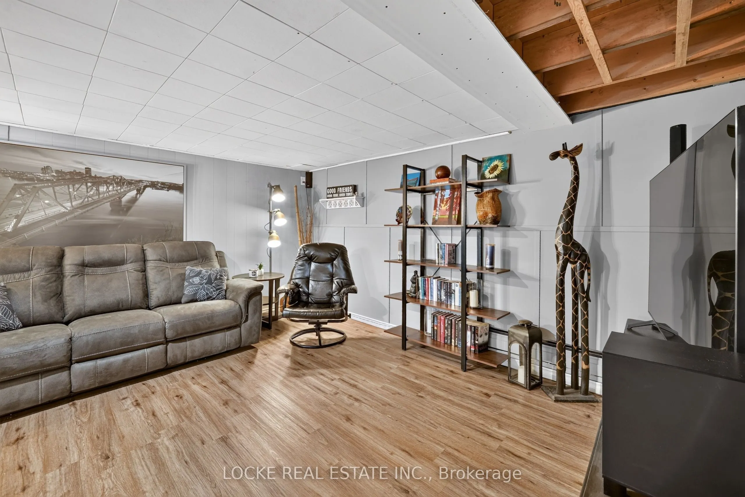 1501 Queenswood Crescent