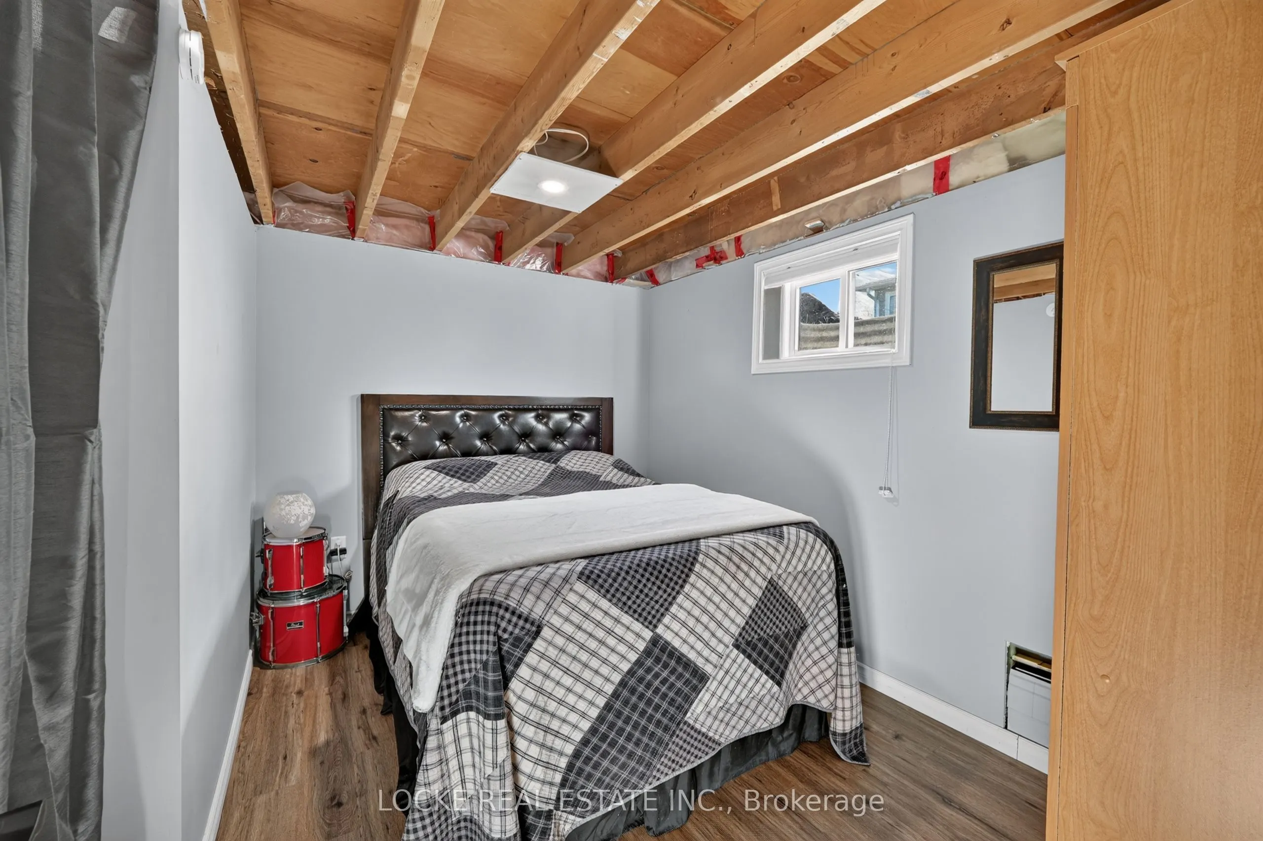 1501 Queenswood Crescent