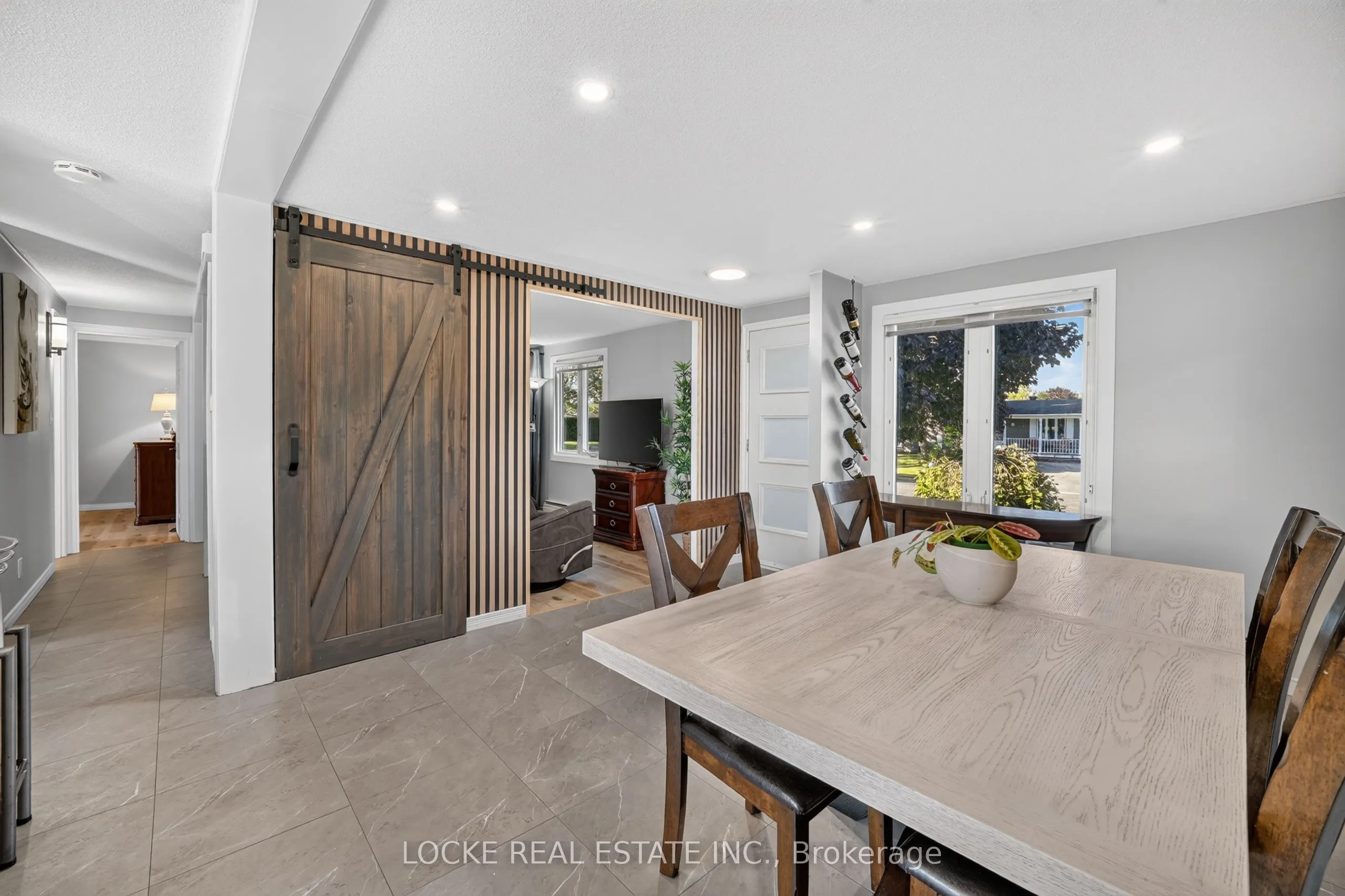 1501 Queenswood Crescent