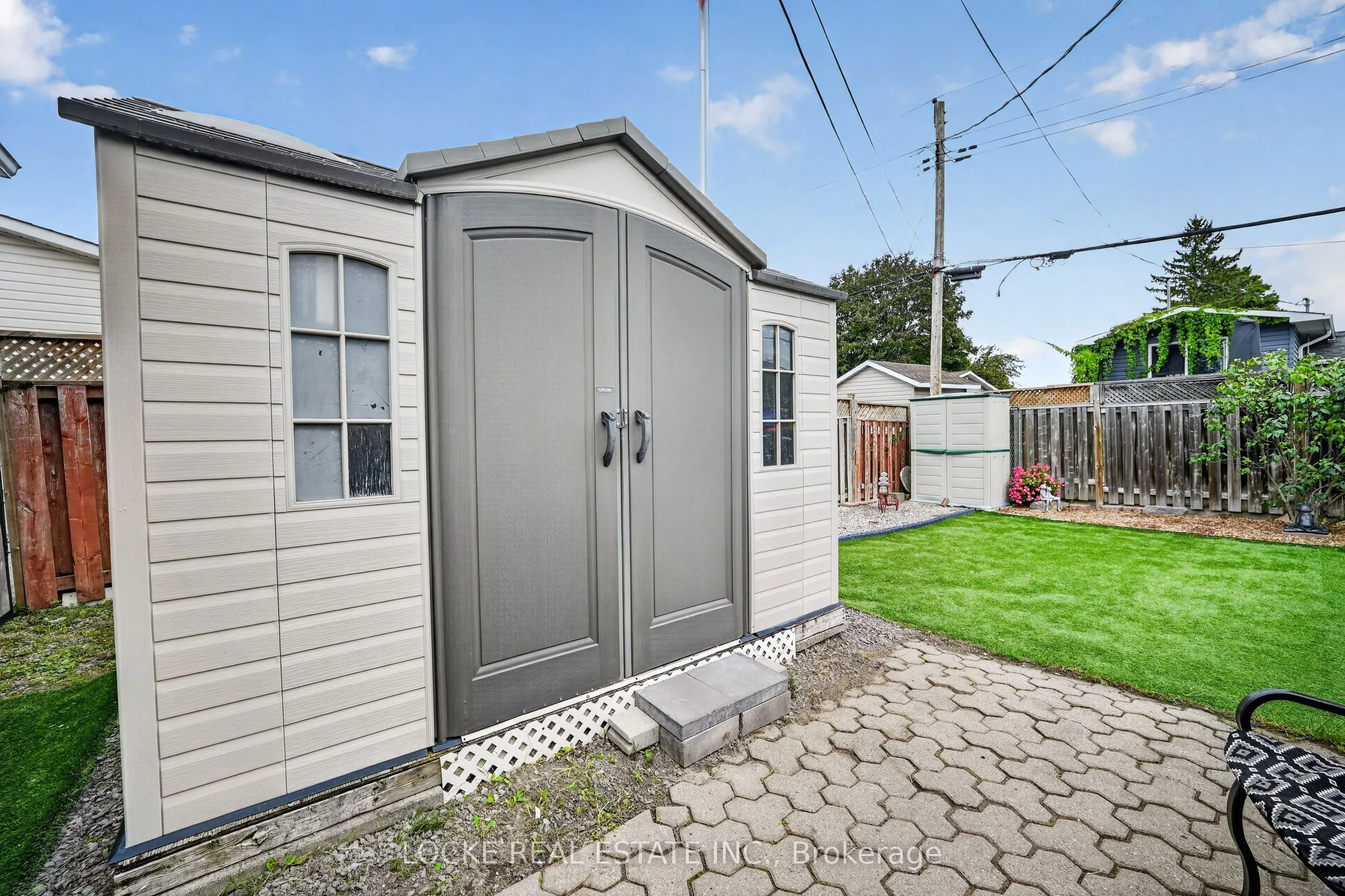 1501 Queenswood Crescent