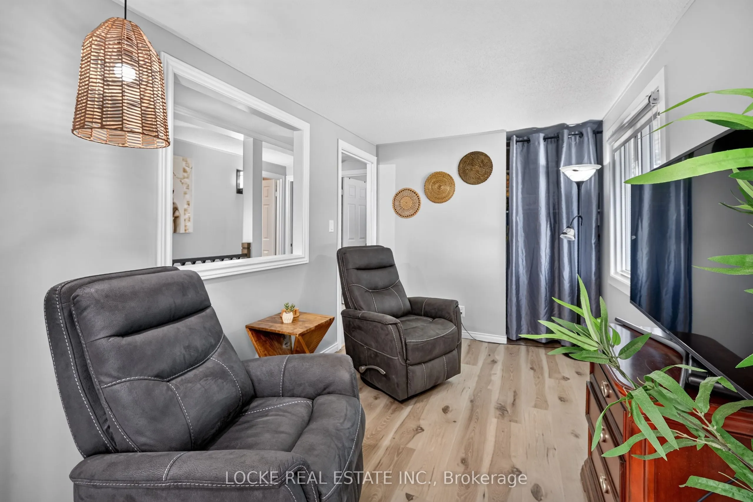 1501 Queenswood Crescent
