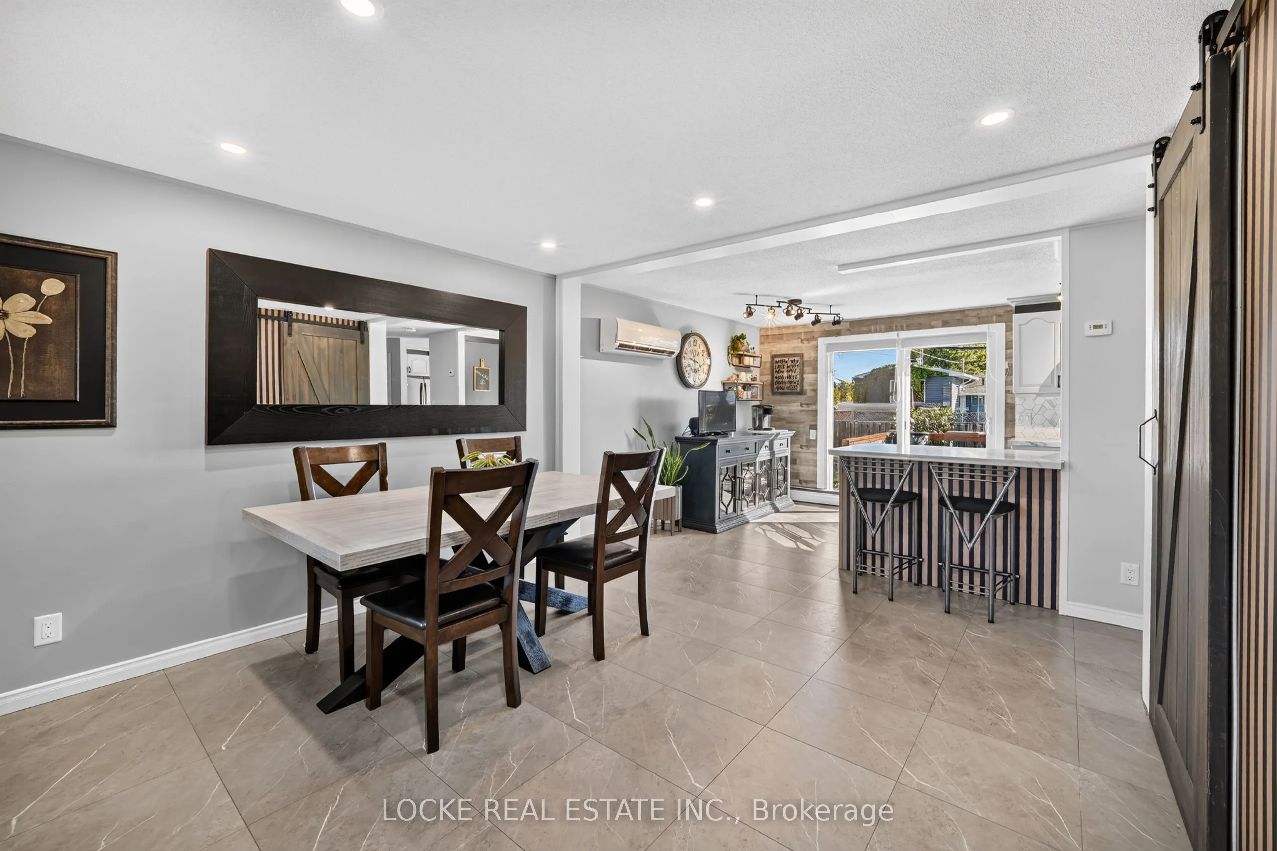 1501 Queenswood Crescent