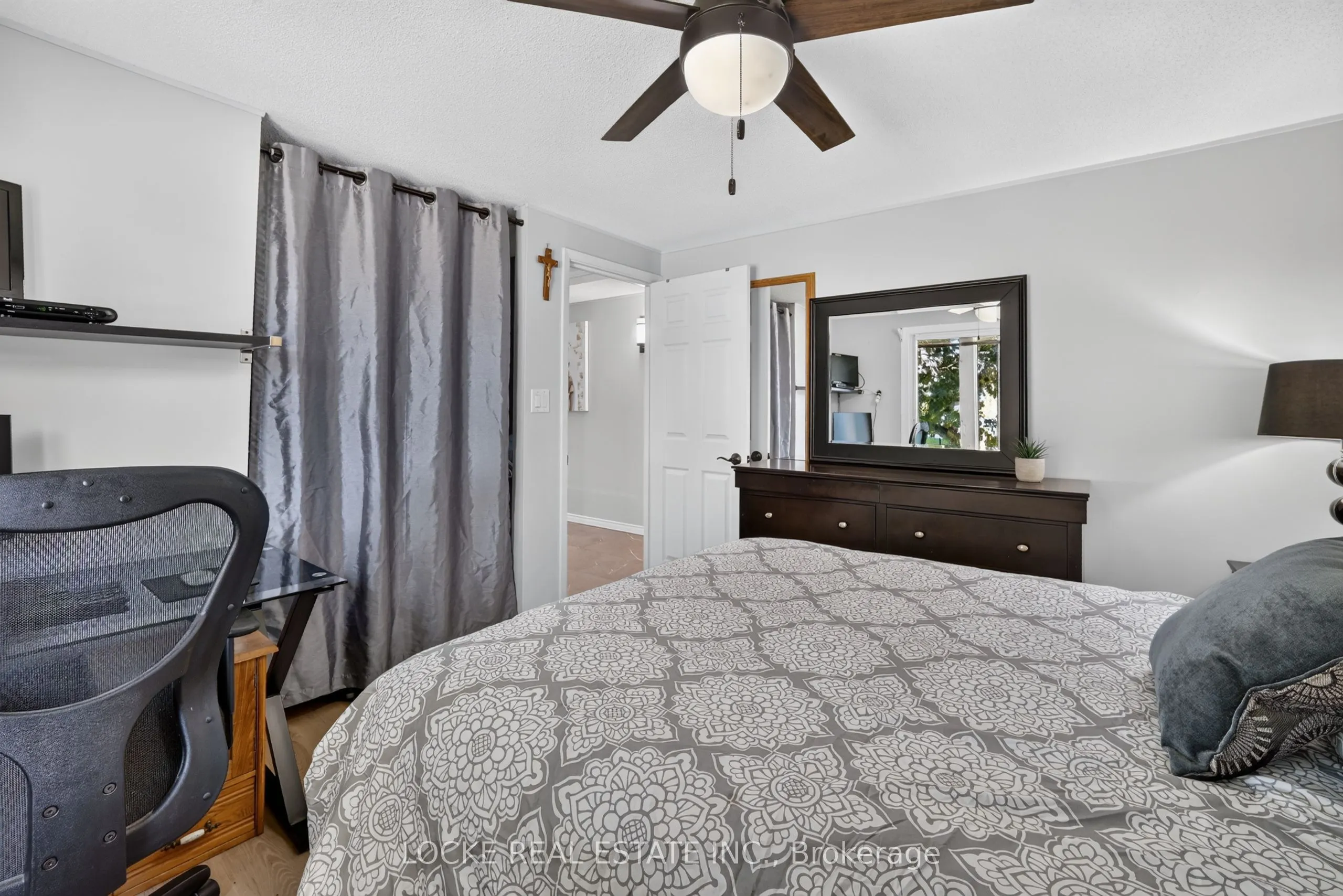 1501 Queenswood Crescent