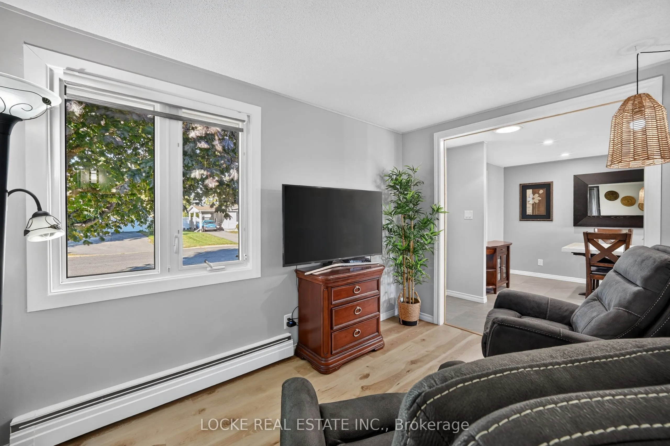 1501 Queenswood Crescent