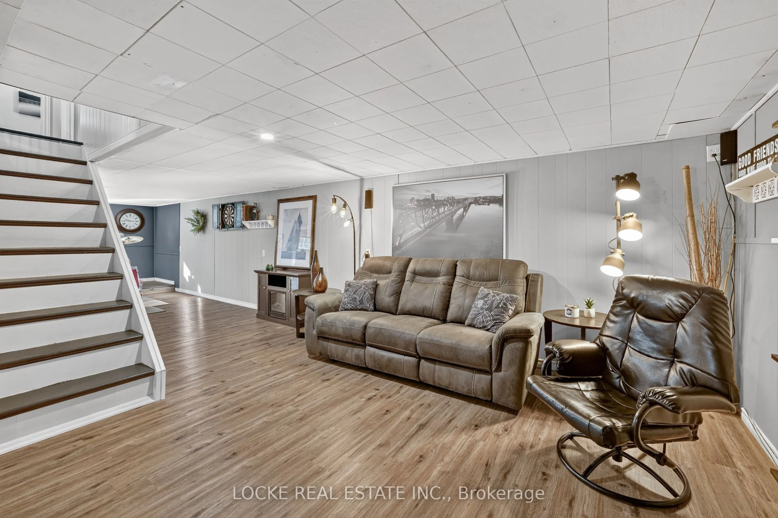1501 Queenswood Crescent