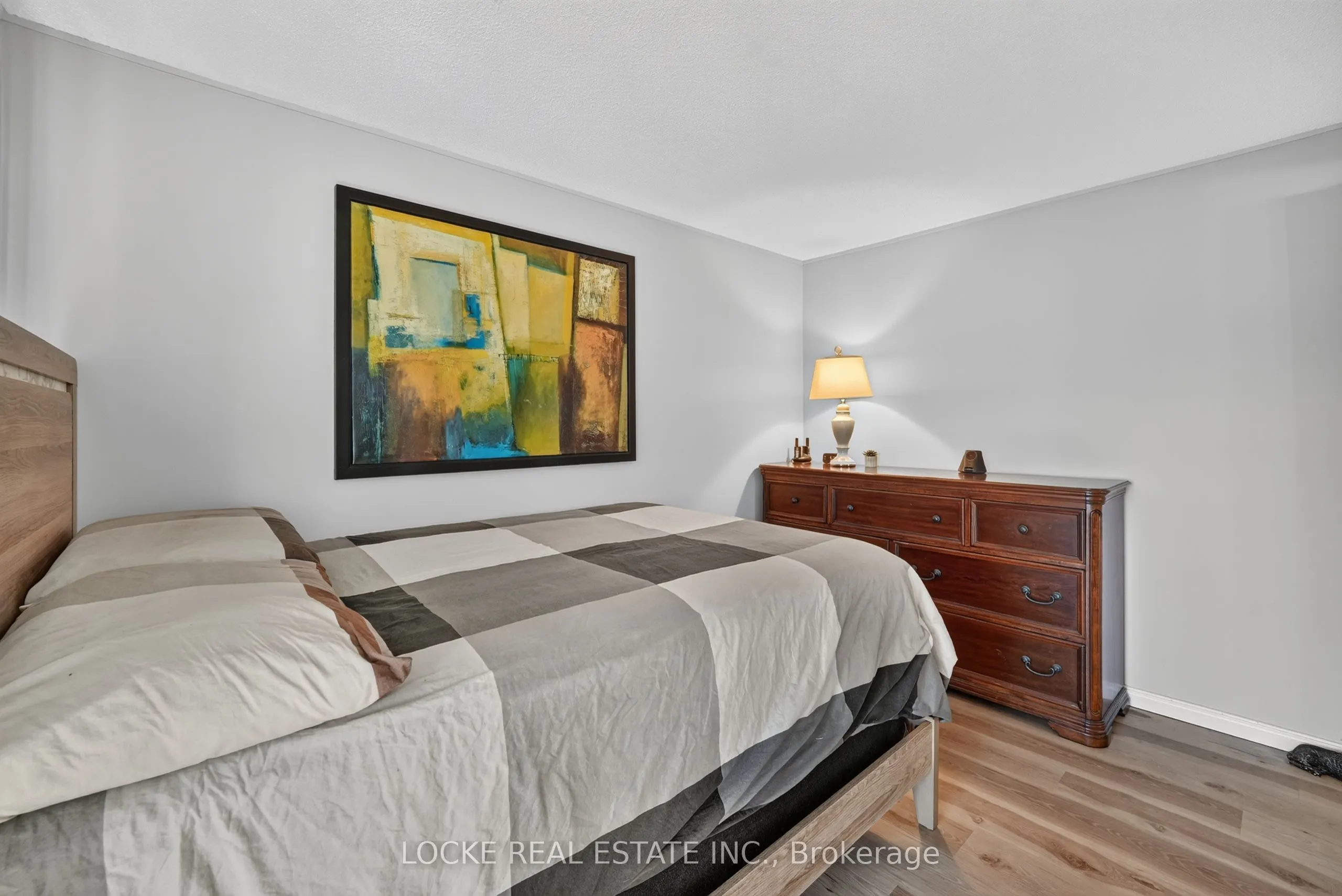 1501 Queenswood Crescent